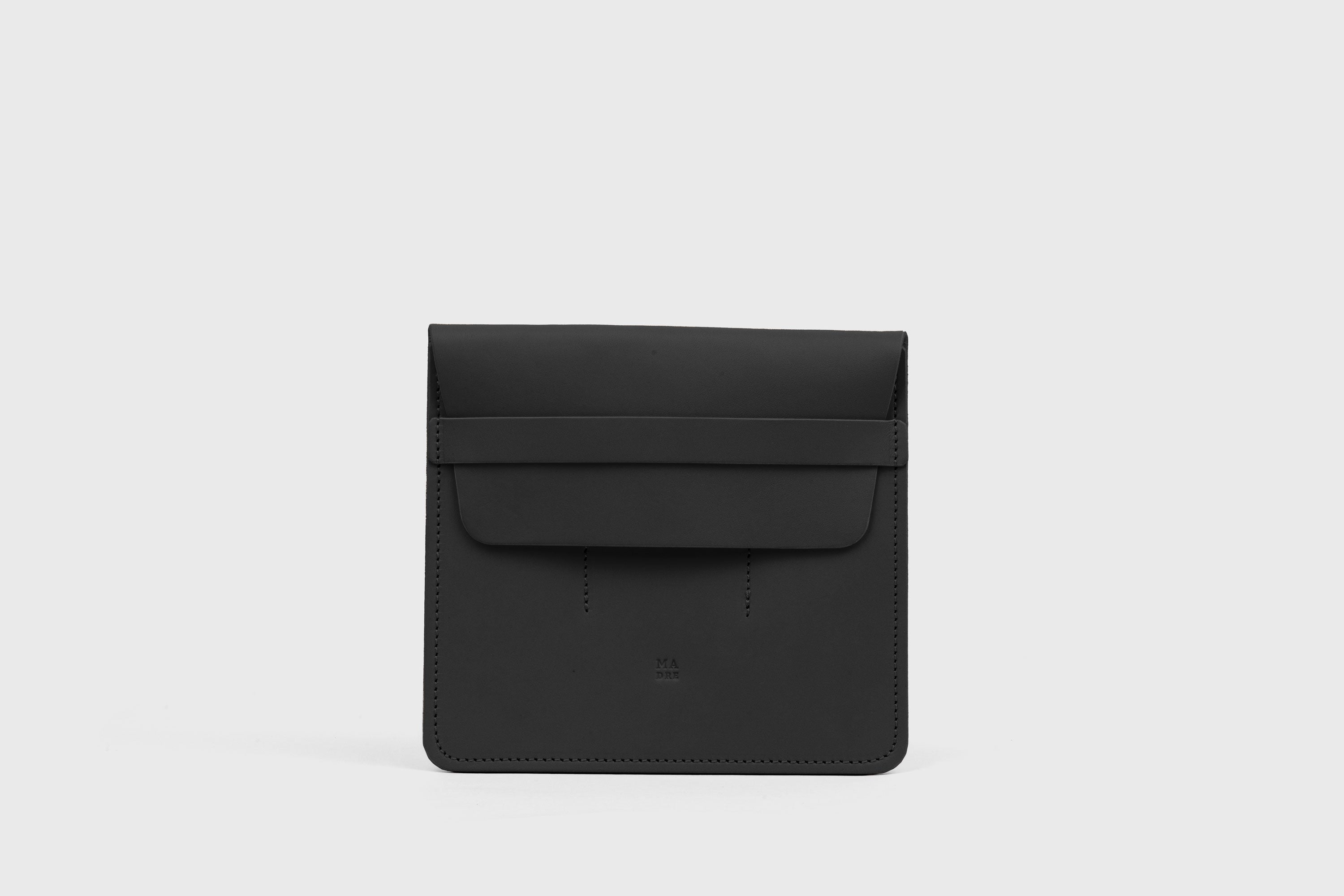 Triple Pen Case In Black Color in Vegetable Tanned Leather Minimalistic Design Atelier Madre Manuel Dreesmann Barcelona Spain