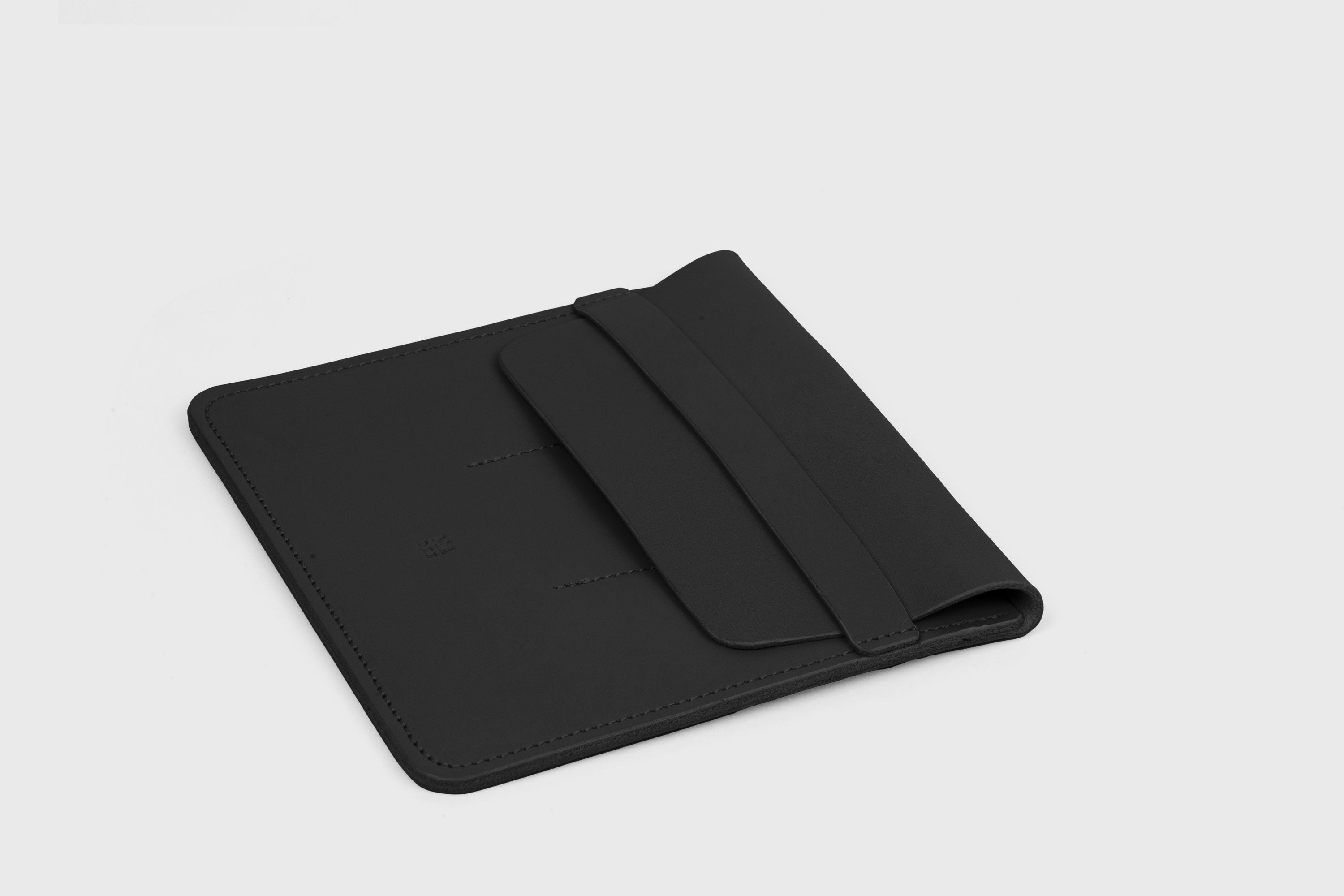 Triple Pen Case In Black Color in Vegetable Tanned Leather Minimalistic Design Atelier Madre Manuel Dreesmann Barcelona Spain