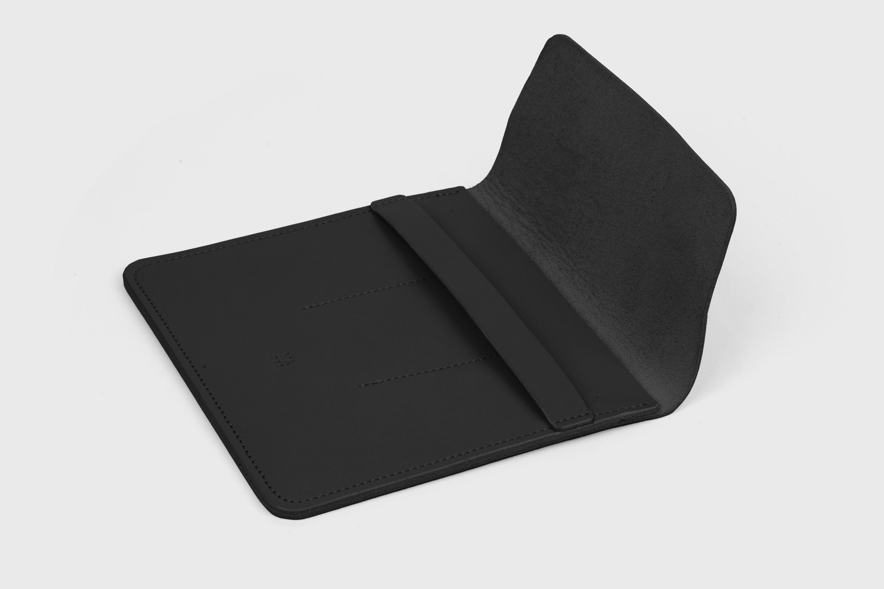 Triple Pen Case In Black Color in Vegetable Tanned Leather Minimalistic Design Atelier Madre Manuel Dreesmann Barcelona Spain