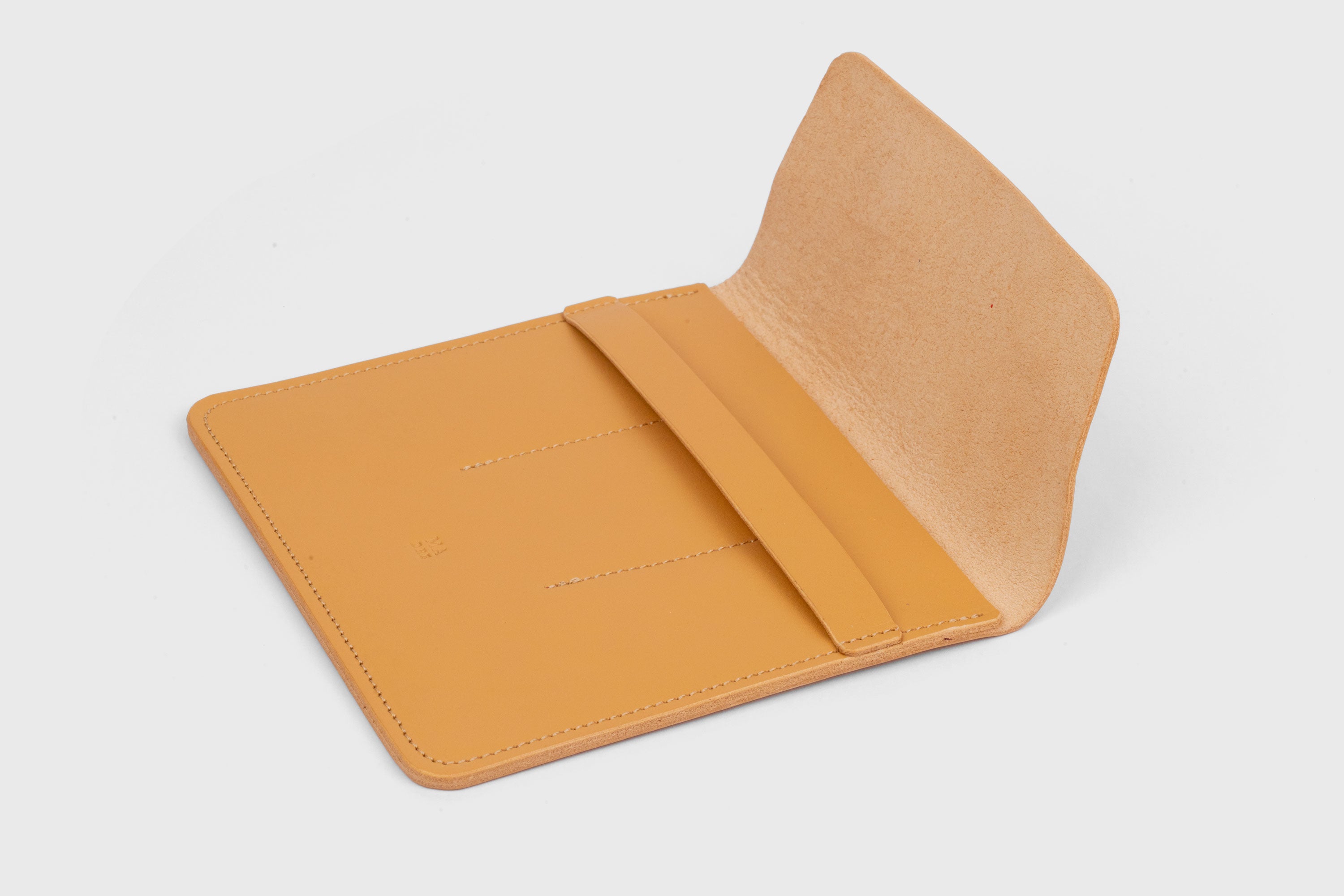 Triple Pen Case In Brown Color in Vegetable Tanned Leather Minimalistic Design Atelier Madre Manuel Dreesmann Barcelona Spain