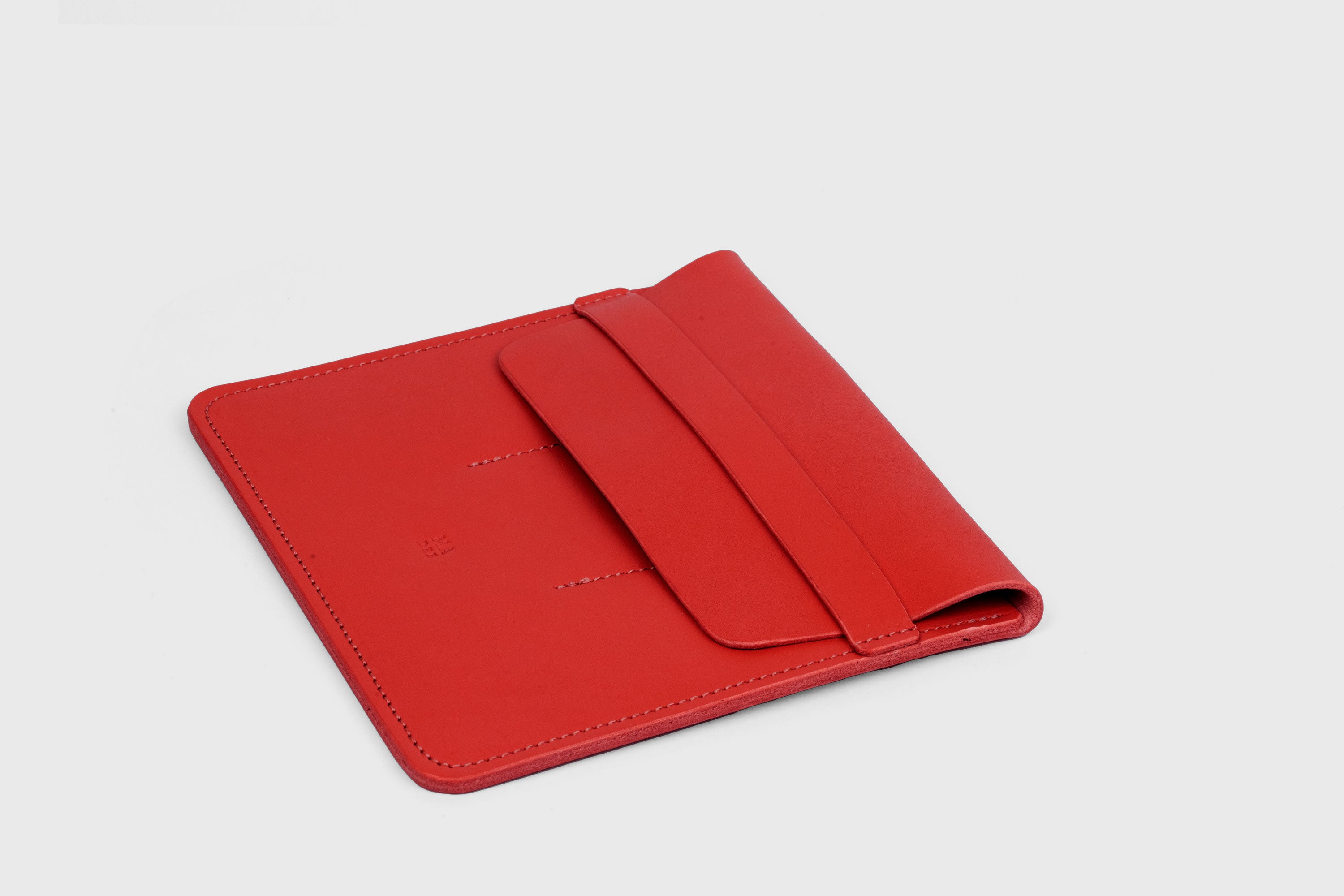 Triple Pen Case In Red Color in Vegetable Tanned Leather Minimalistic Design Atelier Madre Manuel Dreesmann Barcelona Spain