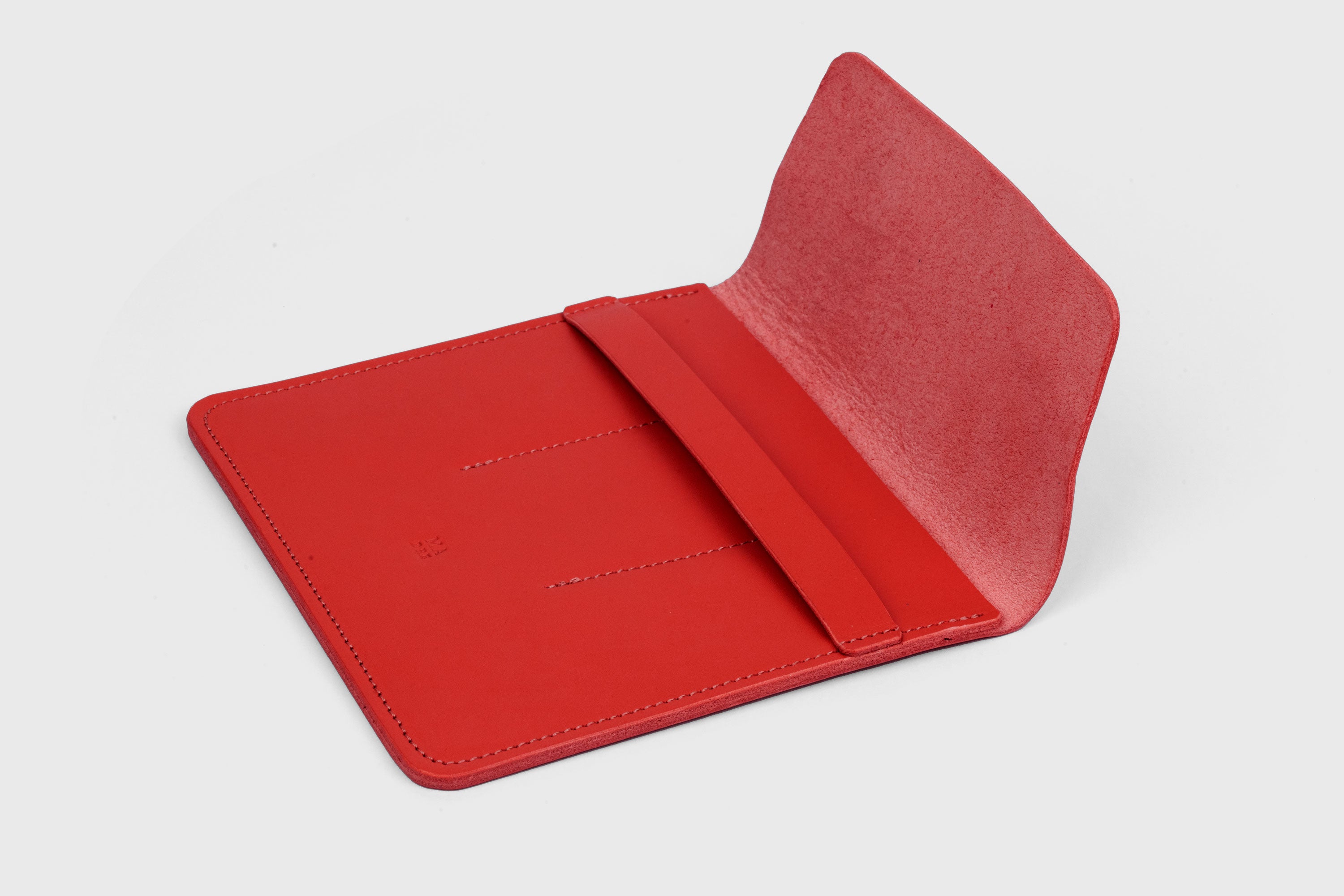 Triple Pen Case In Red Color in Vegetable Tanned Leather Minimalistic Design Atelier Madre Manuel Dreesmann Barcelona Spain