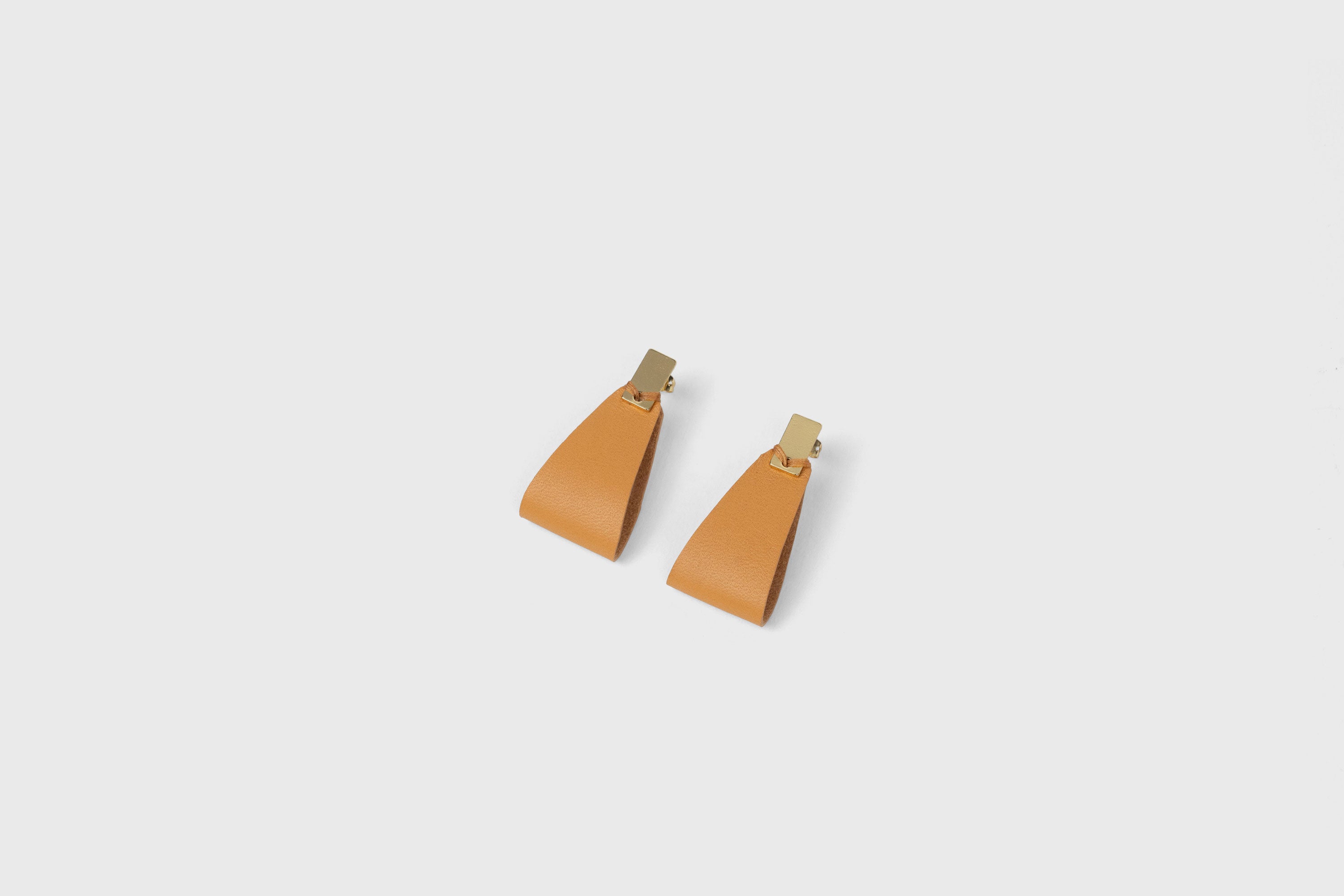 Valeria Earrings In Brown Color Vegetable Tanned Leather Geometric Minimalistic Design Atelier Madre Manuel Dreesmann Barcelona Spain