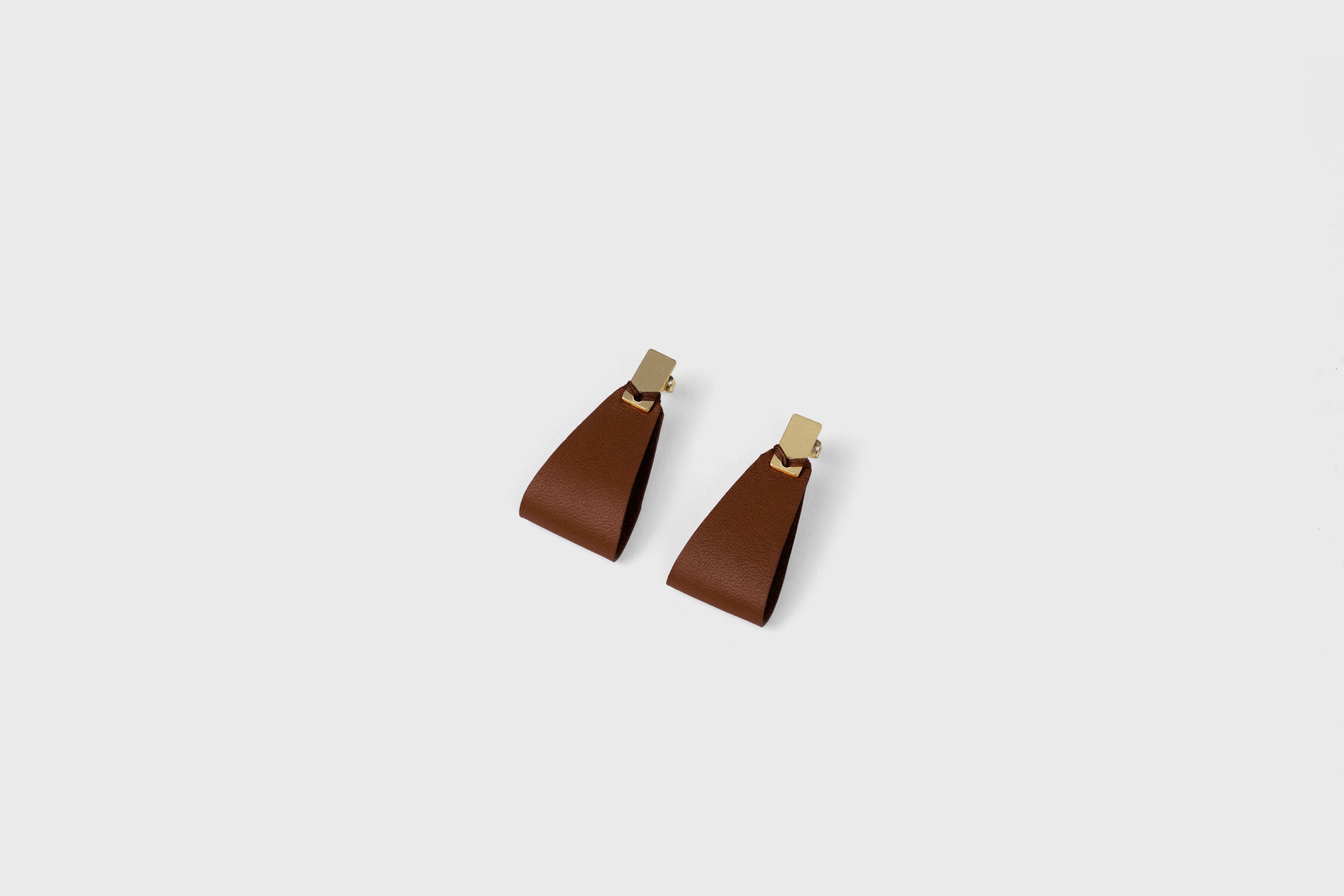 Valeria Earrings In Dark Brown Color Vegetable Tanned Leather Geometric Minimalistic Design Atelier Madre Manuel Dreesmann Barcelona Spain