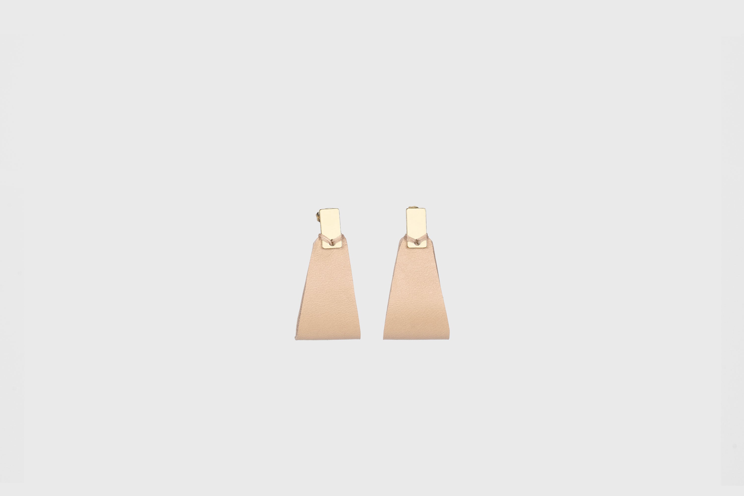 Valeria Earrings In Natural Color Vegetable Tanned Leather Geometric Minimalistic Design Atelier Madre Manuel Dreesmann Barcelona Spain