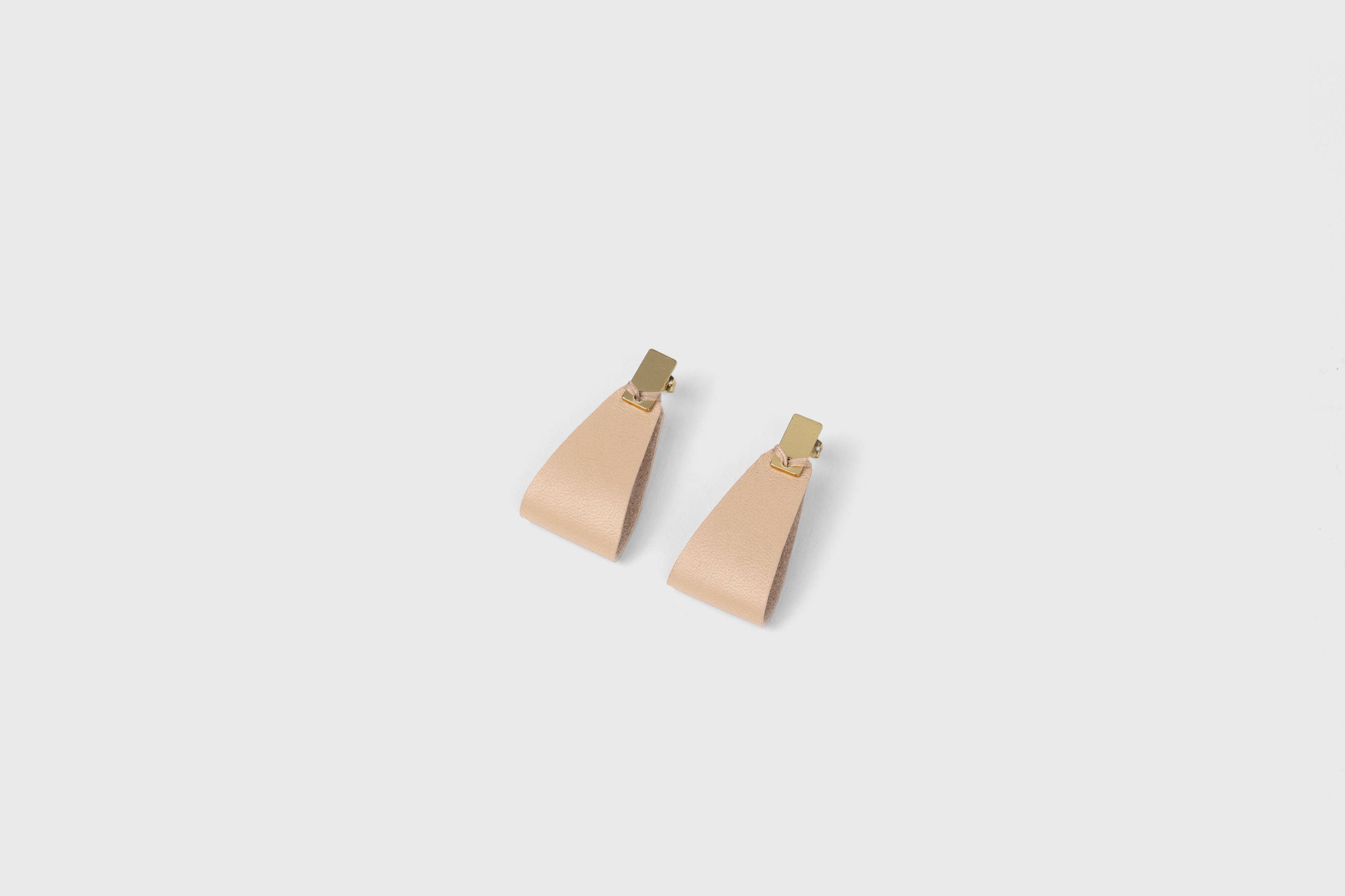 Valeria Earrings In Natural Color Vegetable Tanned Leather Geometric Minimalistic Design Atelier Madre Manuel Dreesmann Barcelona Spain