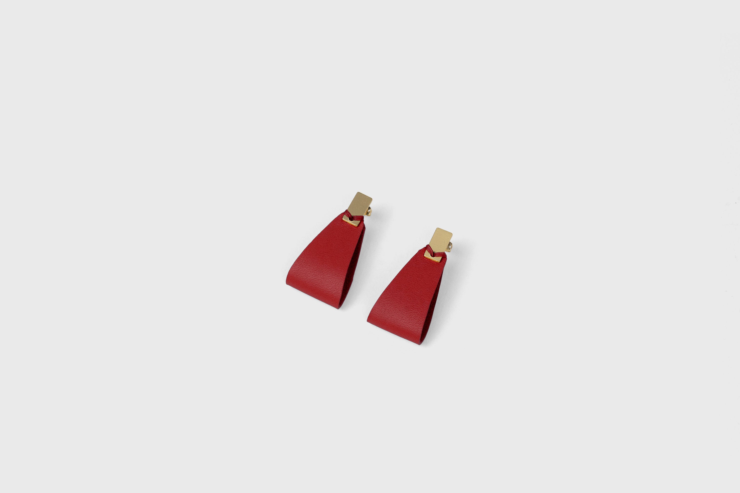 Valeria Earrings In Red Color Vegetable Tanned Leather Geometric Minimalistic Design Atelier Madre Manuel Dreesmann Barcelona Spain