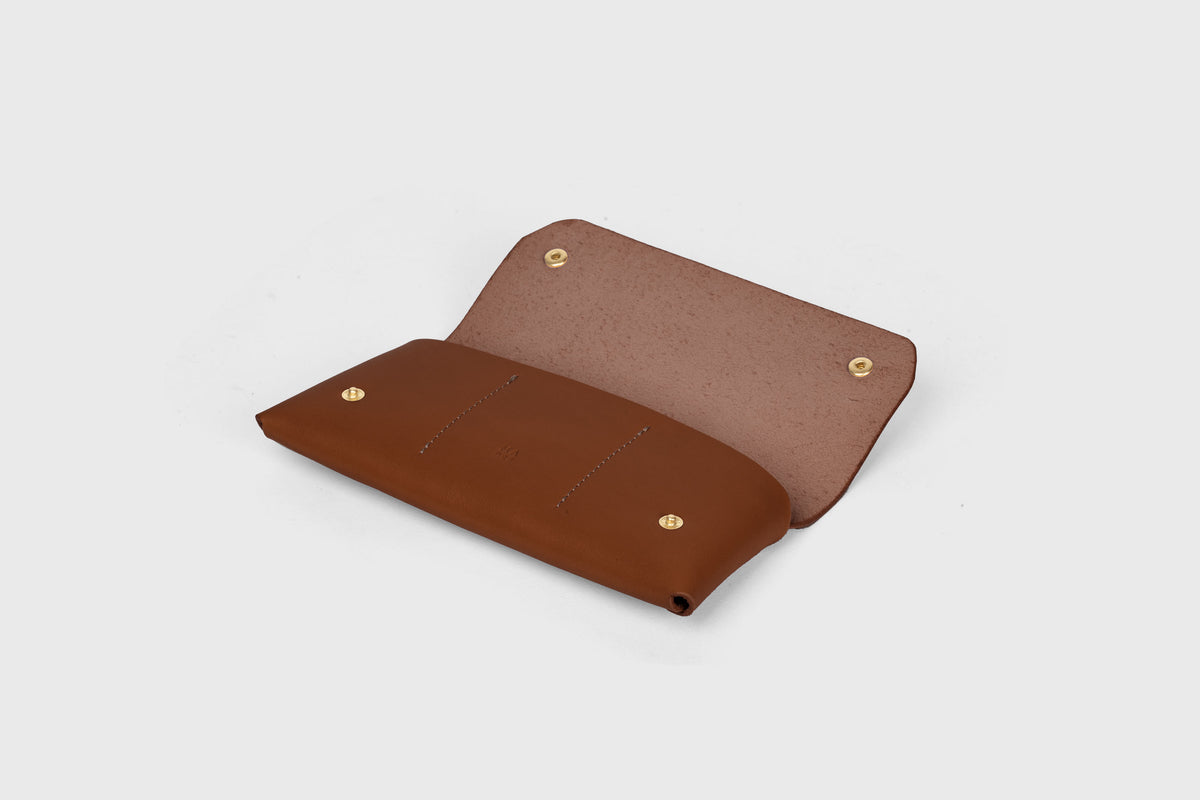 Wallet Pouch Dark Brown Color Vegetable Tanned Leather Minimalistic Design Atelier Madre Manuel Dreesmann 3