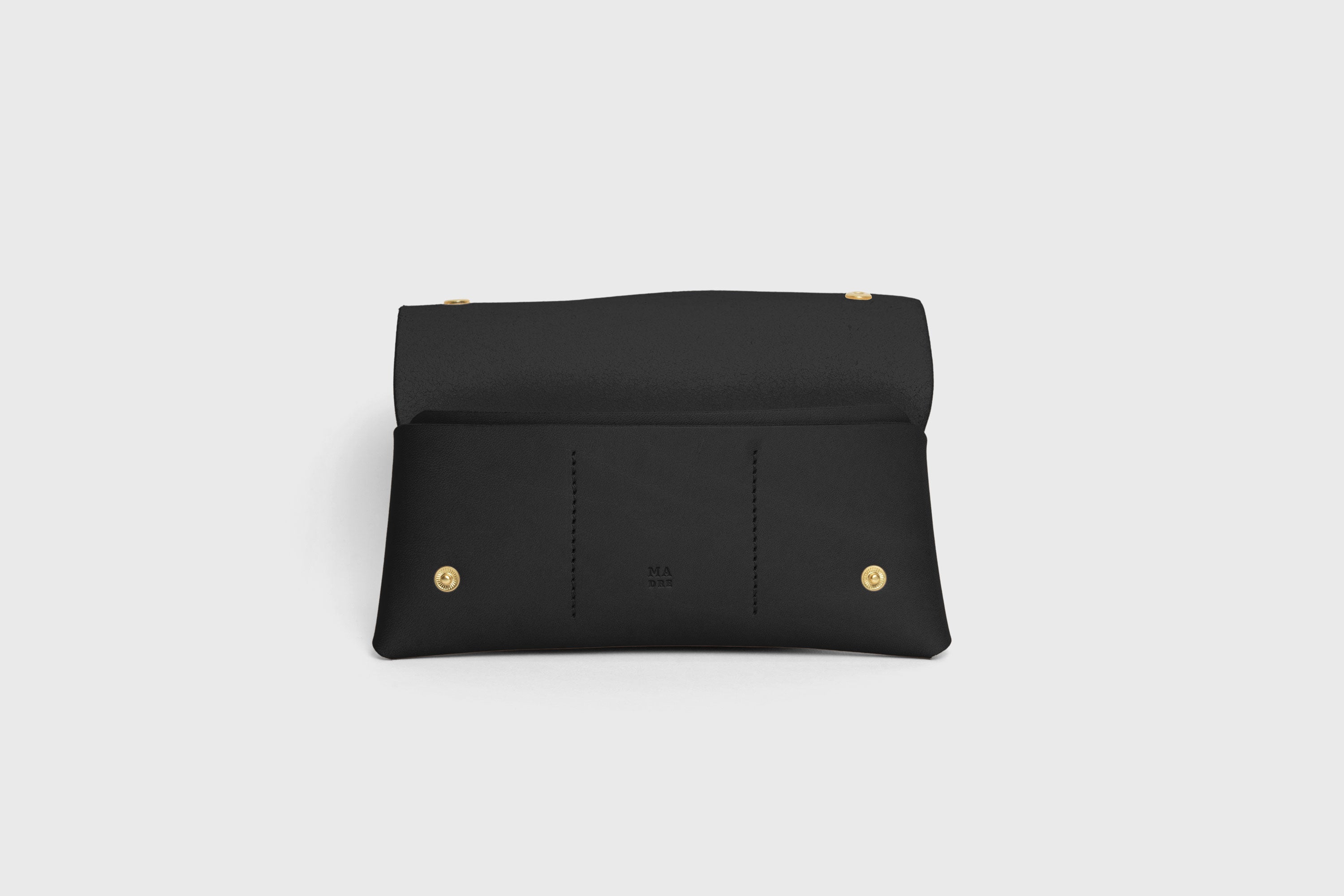 Wallet Pouch Premium Leather Black Color Multi Compartment Handle Minimalist Design Atelier Madre Manuel Dreesmann Barcelona Spain