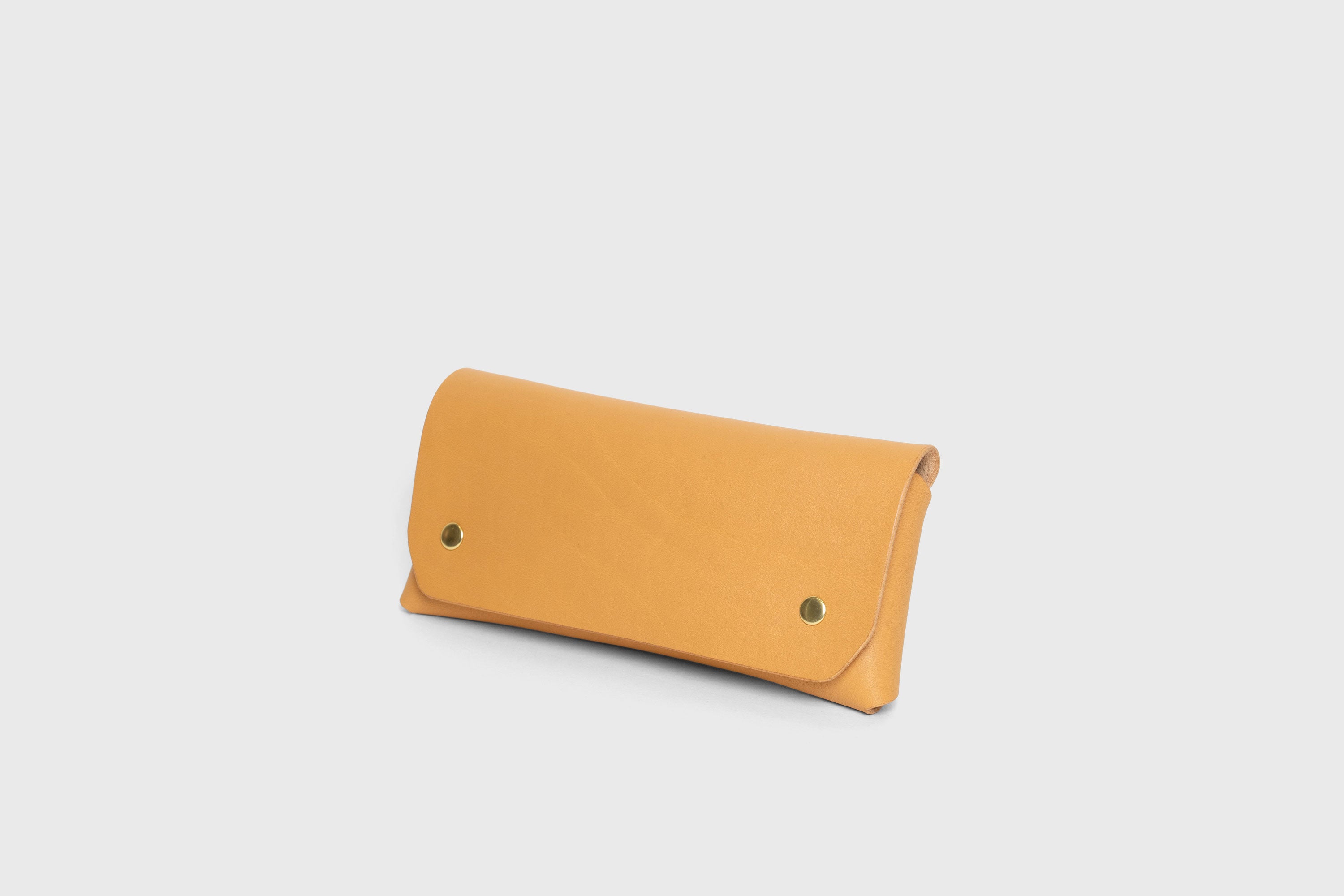 Wallet Pouch Premium Leather Brown Color Multi Compartment Handle Minimalist Design Atelier Madre Manuel Dreesmann Barcelona Spain