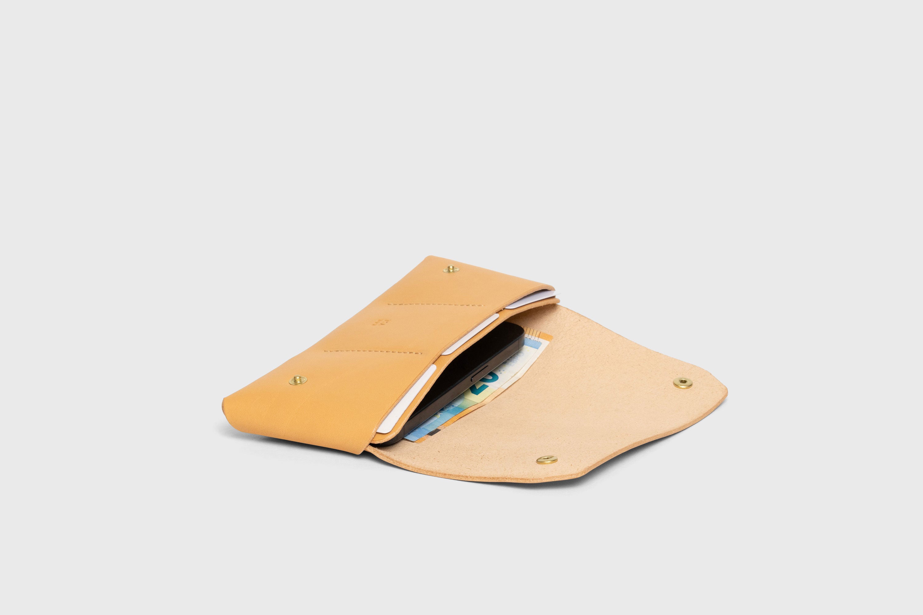 Wallet Pouch Premium Leather Brown Color Multi Compartment Handle Minimalist Design Atelier Madre Manuel Dreesmann Barcelona Spain