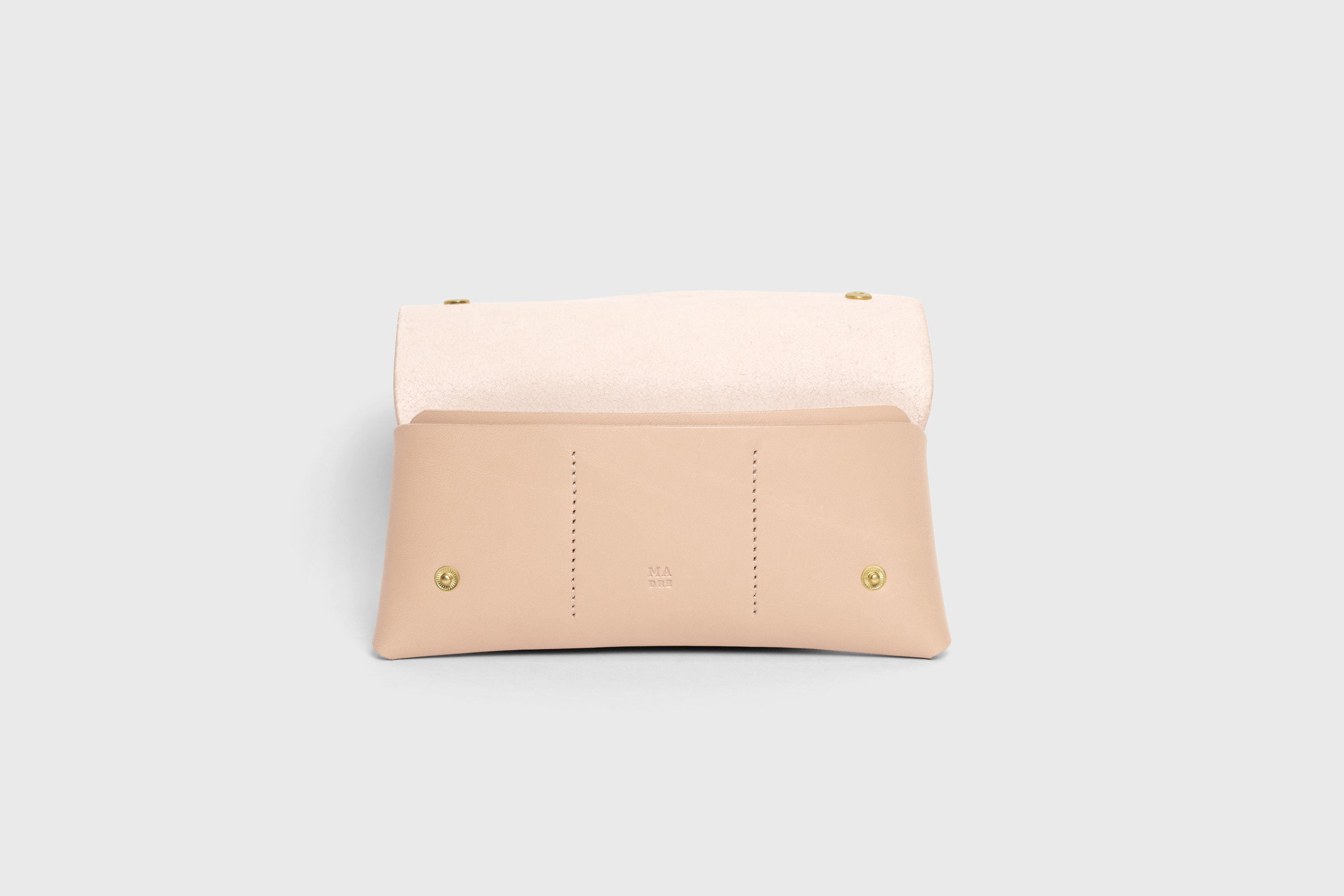 Wallet Pouch Premium Leather Natural Color Multi Compartment Handle Minimalist Design Atelier Madre Manuel Dreesmann Barcelona Spain