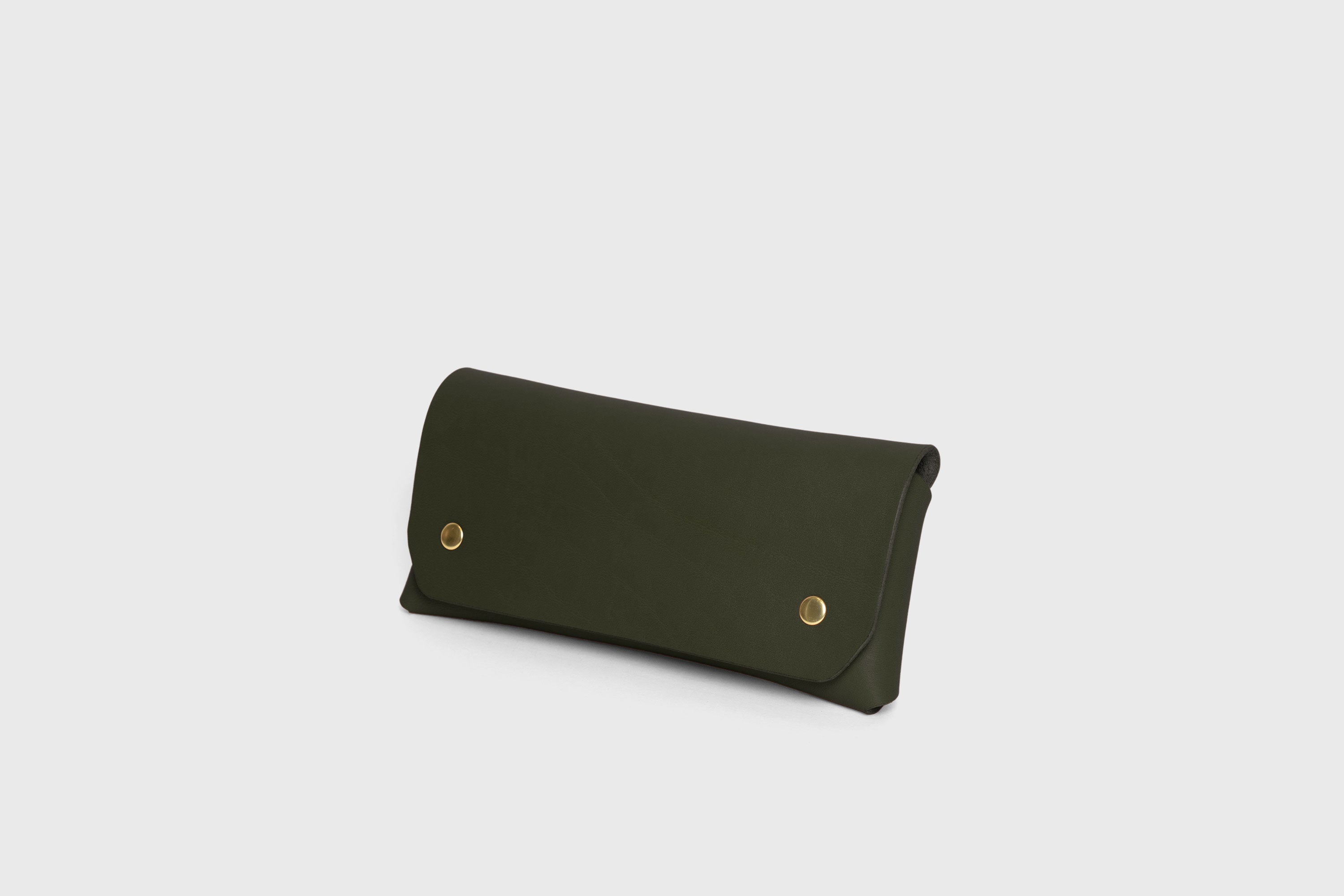 Wallet Pouch Premium Leather Olive Green Color Multi Compartment Handle Minimalist Design Atelier Madre Manuel Dreesmann Barcelona Spain