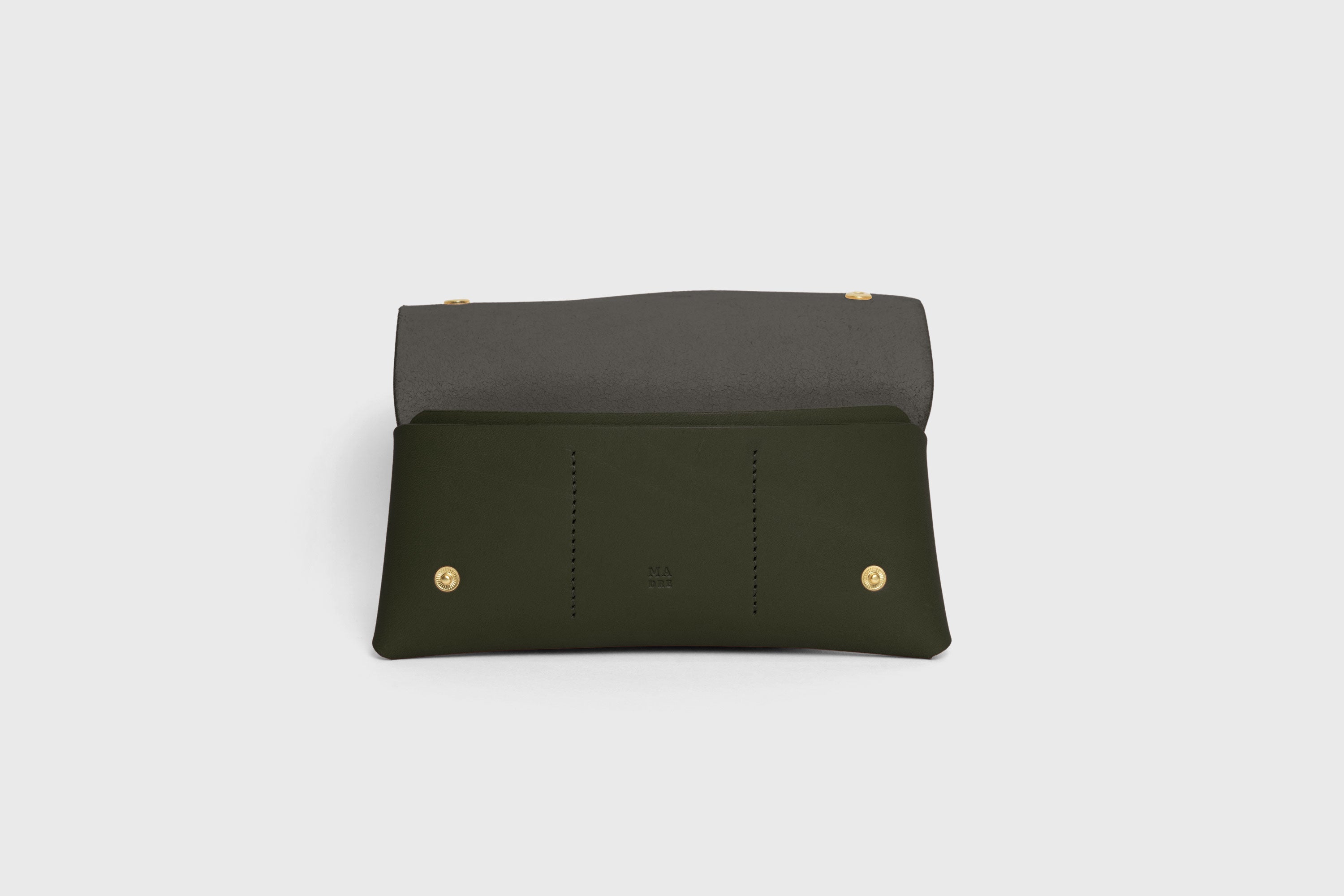 Wallet Pouch Premium Leather Olive Green Color Multi Compartment Handle Minimalist Design Atelier Madre Manuel Dreesmann Barcelona Spain