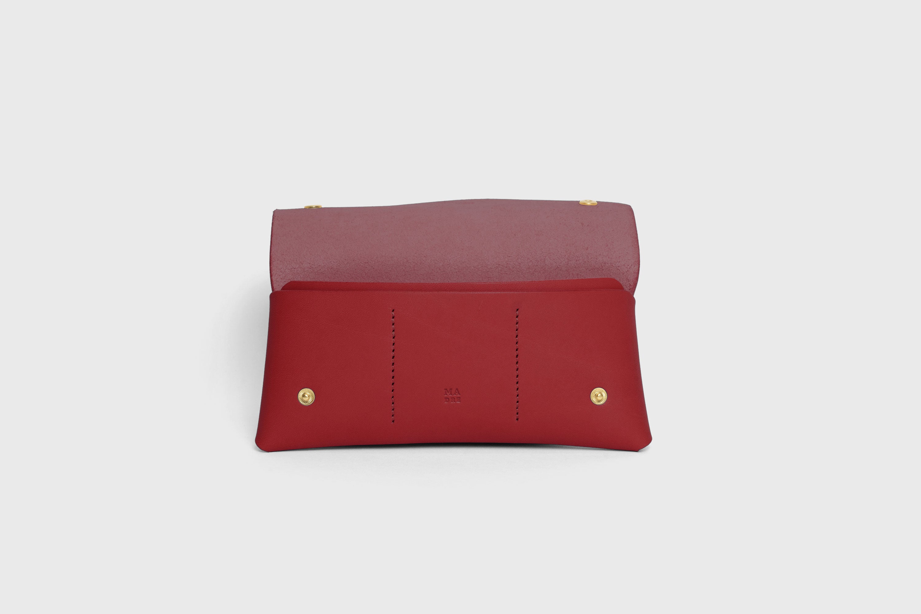 Wallet Pouch Premium Leather Red Color Multi Compartment Handle Minimalist Design Atelier Madre Manuel Dreesmann Barcelona Spain