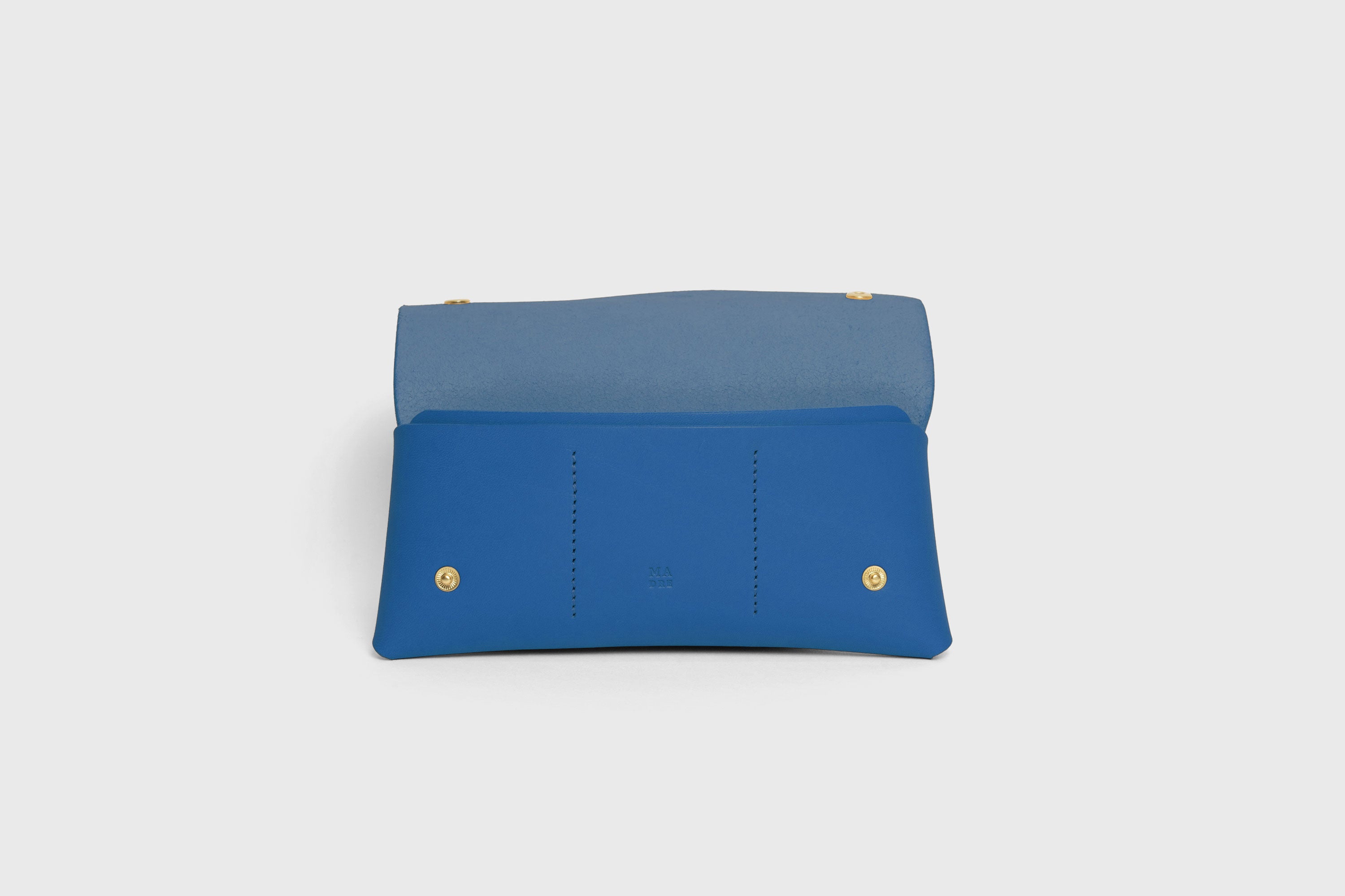Wallet Pouch Premium Leather Royal Blue Color Multi Compartment Handle Minimalist Design Atelier Madre Manuel Dreesmann Barcelona Spain