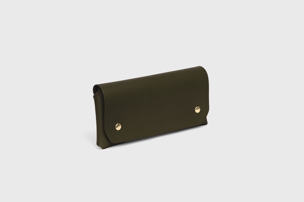 Wallet Pouch Olive Green Color Vegetable Tanned Leather Minimalistic Design Atelier Madre Manuel Dreesmann 1