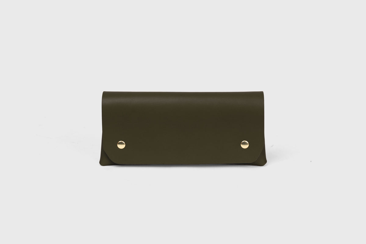 Wallet Pouch Olive Green Color Vegetable Tanned Leather Minimalistic Design Atelier Madre Manuel Dreesmann 2
