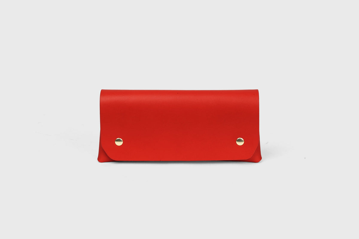 Wallet Pouch Red Color Vegetable Tanned Leather Minimalistic Design Atelier Madre Manuel Dreesmann 1