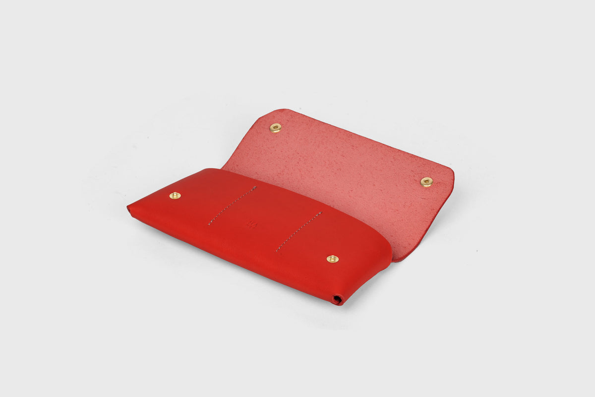 Wallet Pouch Red Color Vegetable Tanned Leather Minimalistic Design Atelier Madre Manuel Dreesmann 3