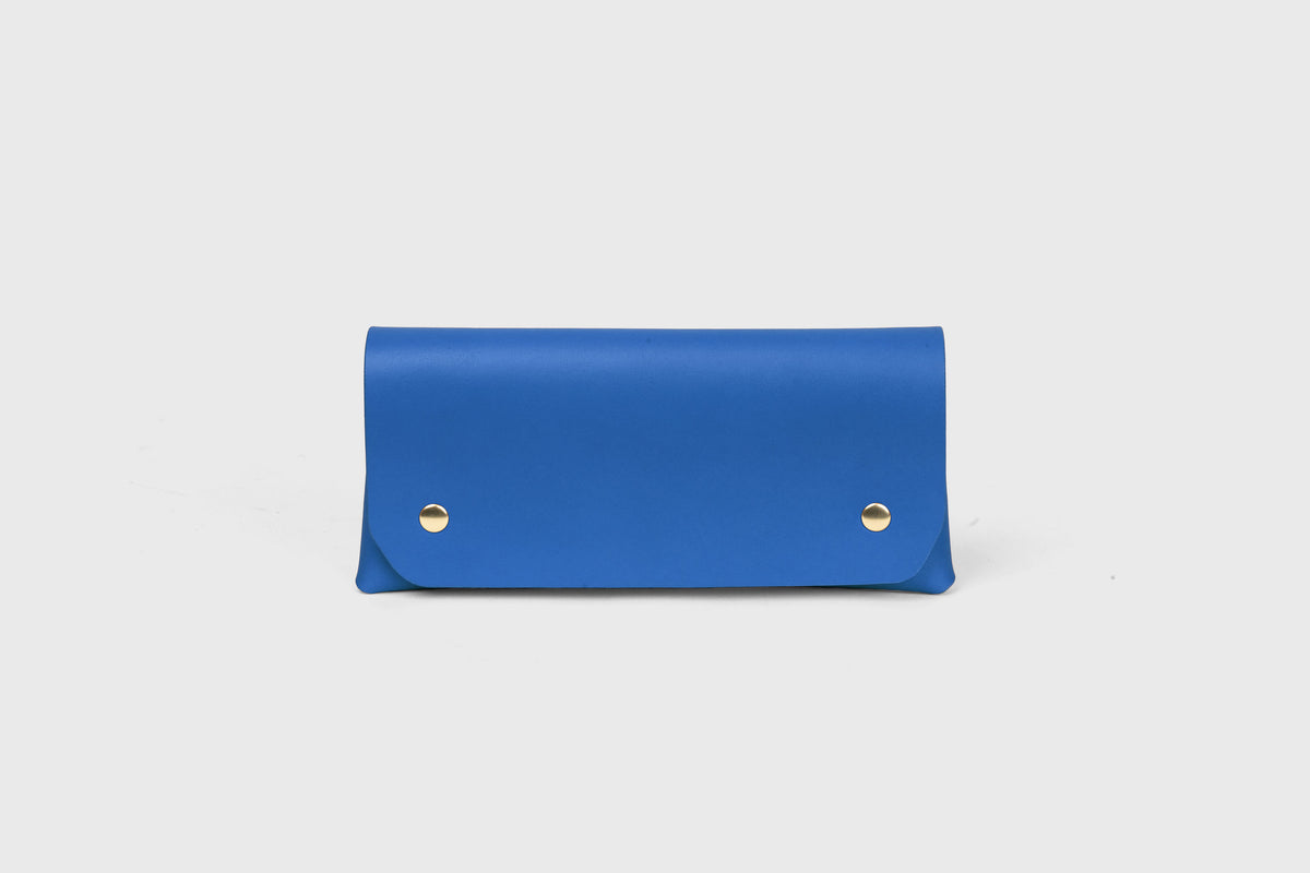 Wallet Pouch Royal Blue Color Vegetable Tanned Leather Minimalistic Design Atelier Madre Manuel Dreesmann 1