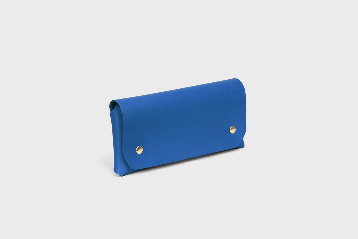 Wallet Pouch Royal Blue Color Vegetable Tanned Leather Minimalistic Design Atelier Madre Manuel Dreesmann 2