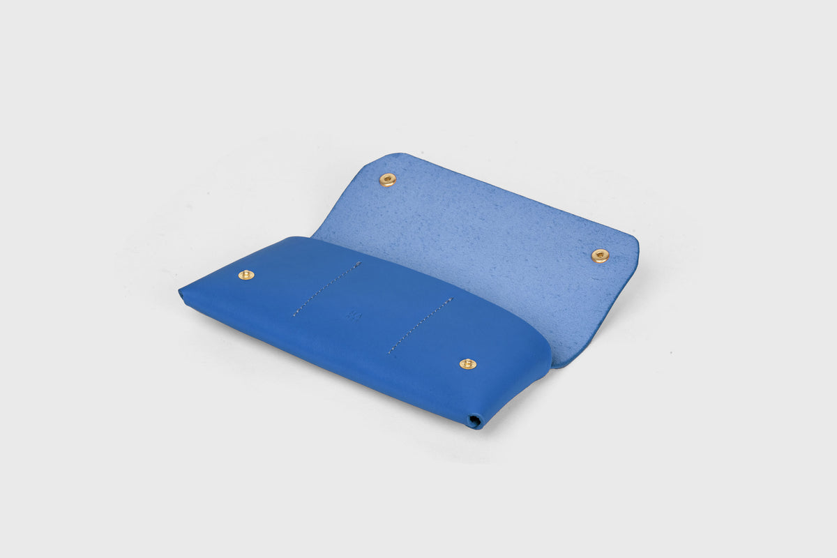 Wallet Pouch Royal Blue Color Vegetable Tanned Leather Minimalistic Design Atelier Madre Manuel Dreesmann 3