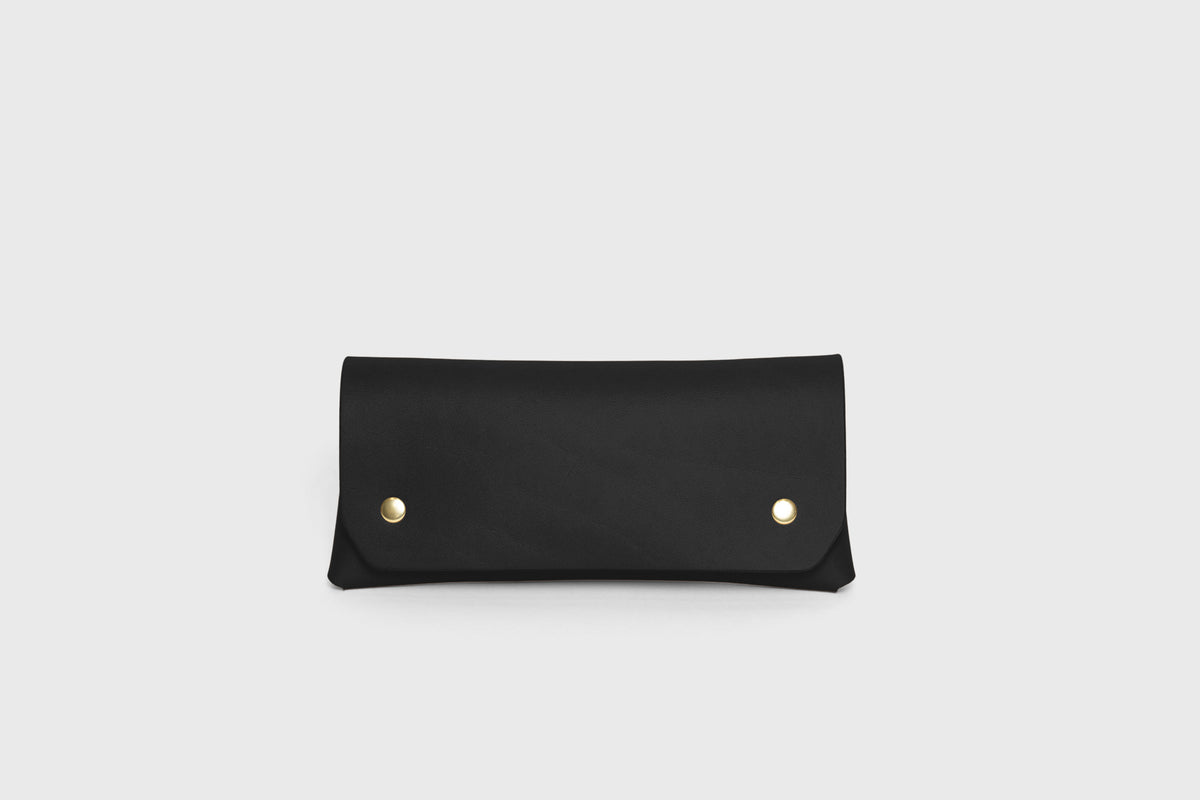Wallet Pouch with Handle Black Colour Leather Vegetable Tanned Modern Minimal Design Premium Quality Atelier Madre Manuel Dreesmann Barcelona 1