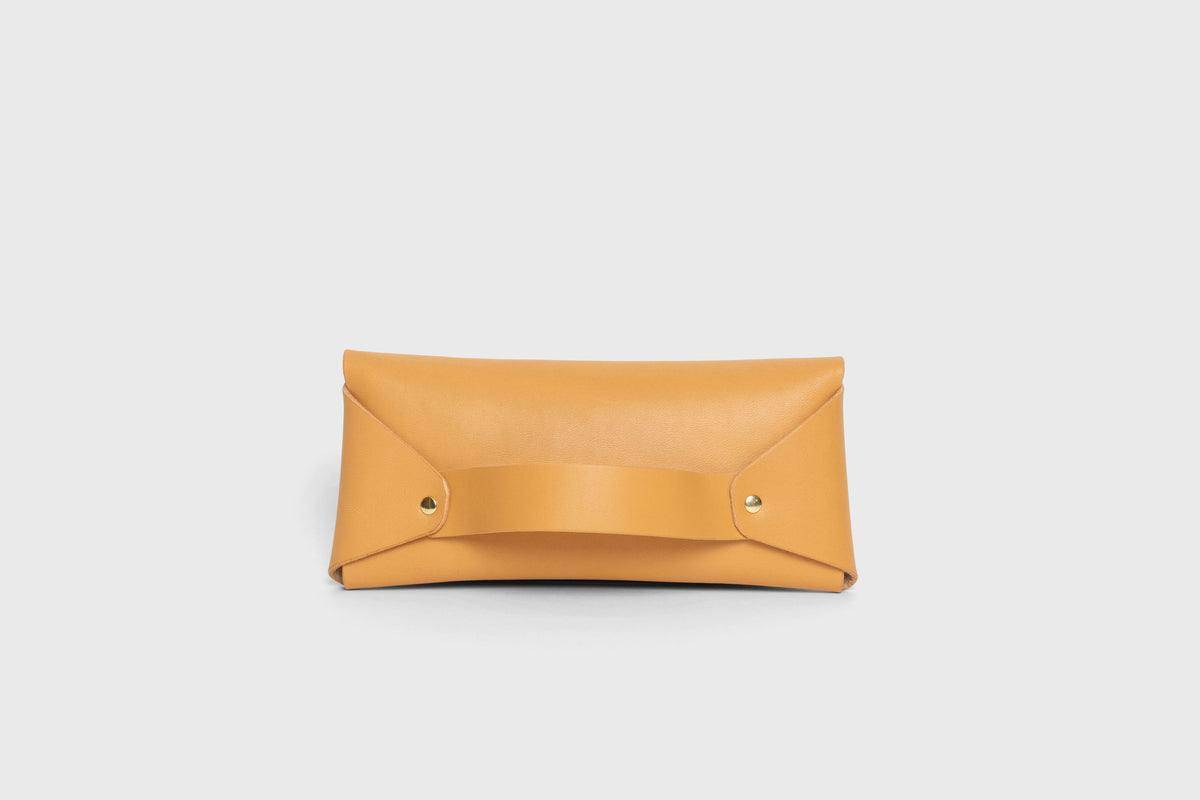 Wallet Pouch with Handle Brown Colour Leather Vegetable Tanned Modern Minimal Design Premium Quality Atelier Madre Manuel Dreesmann Barcelona 4