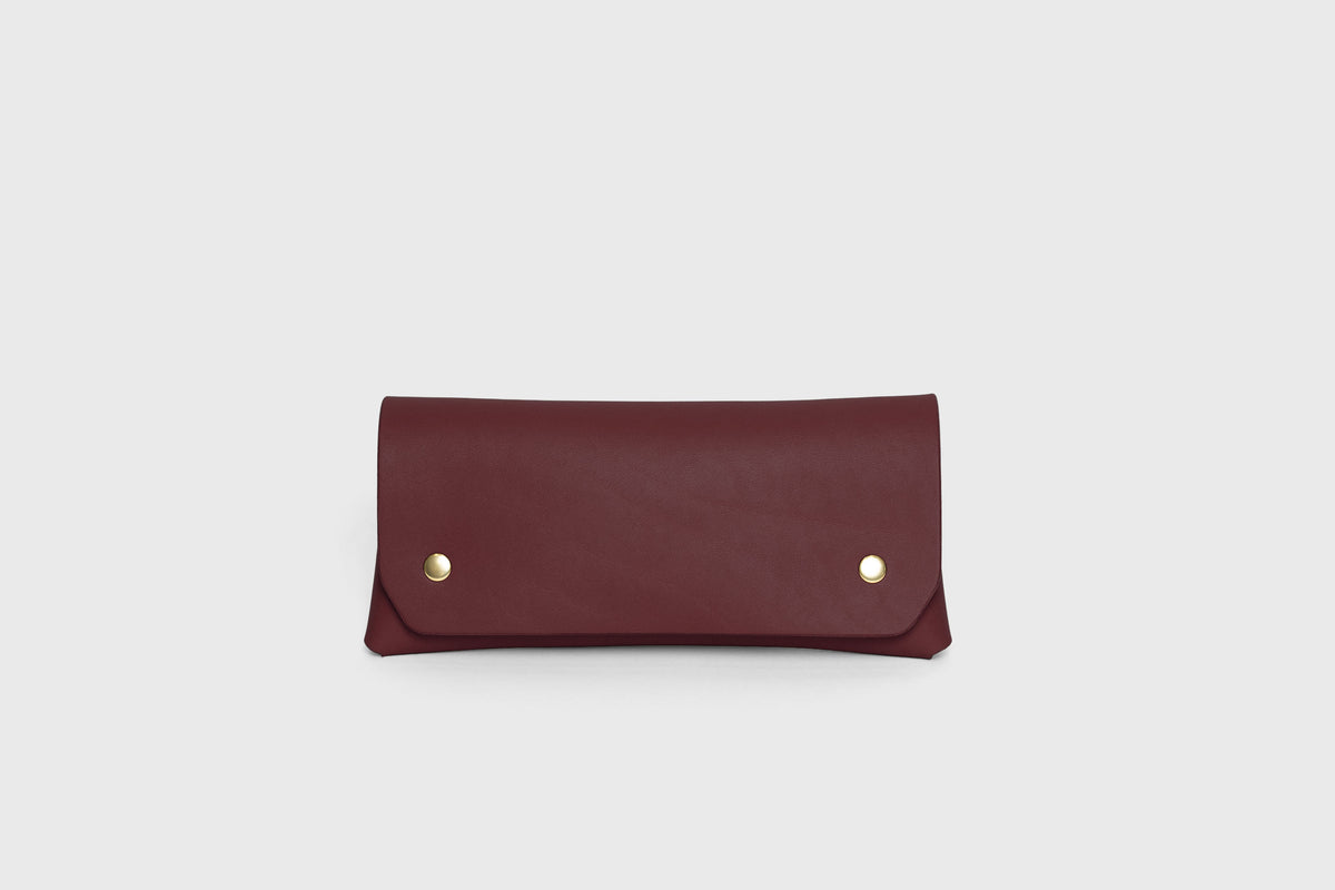 Wallet Pouch with Handle Burgundy Colour Leather Vegetable Tanned Modern Minimal Design Premium Quality Atelier Madre Manuel Dreesmann Barcelona 1