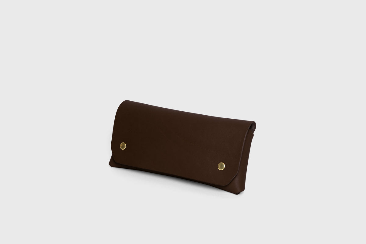 Wallet Pouch with Handle Chocolate Brown Colour Leather Vegetable Tanned Modern Minimal Design Premium Quality Atelier Madre Manuel Dreesmann Barcelona 2
