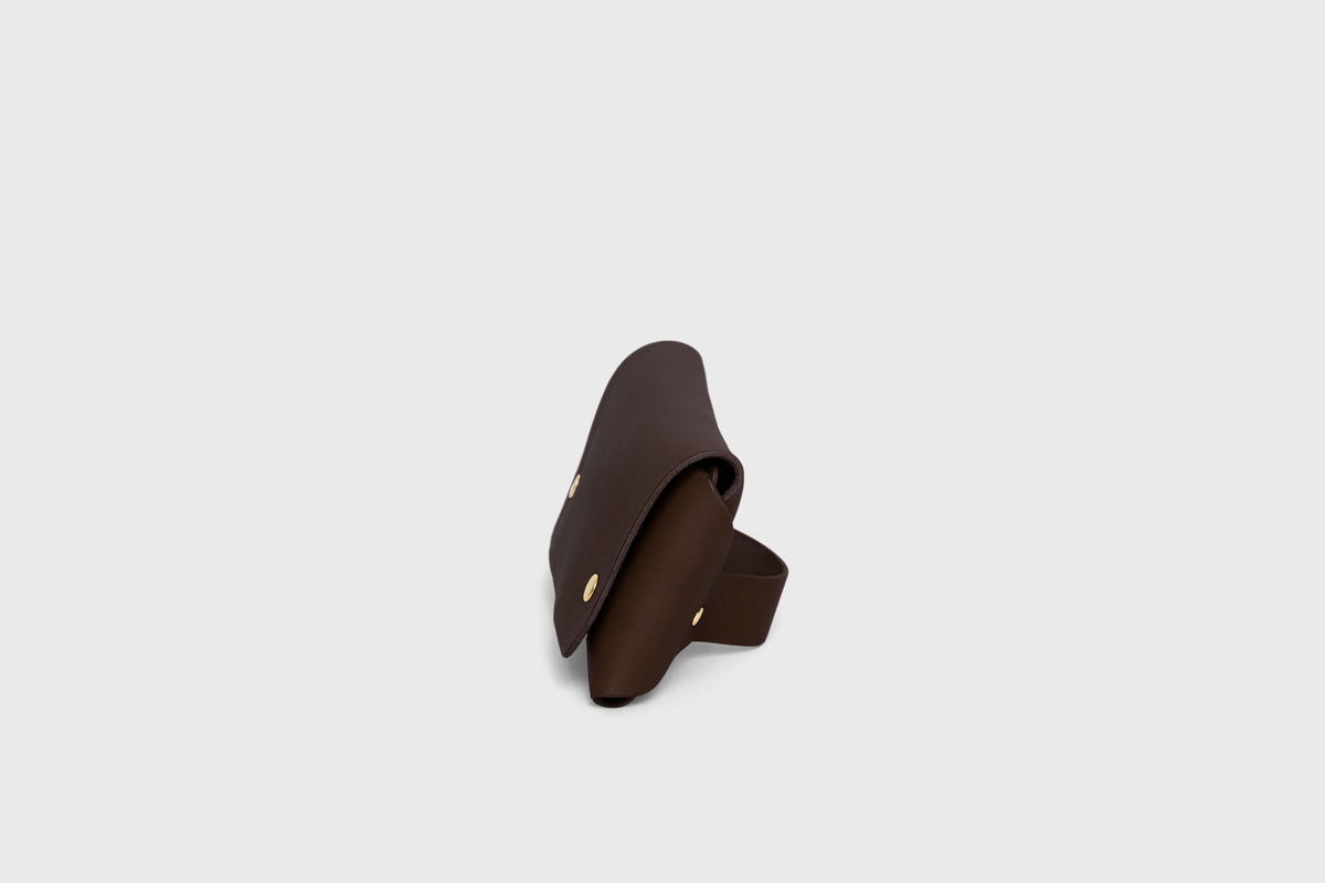 Wallet Pouch with Handle Chocolate Brown Colour Leather Vegetable Tanned Modern Minimal Design Premium Quality Atelier Madre Manuel Dreesmann Barcelona 3