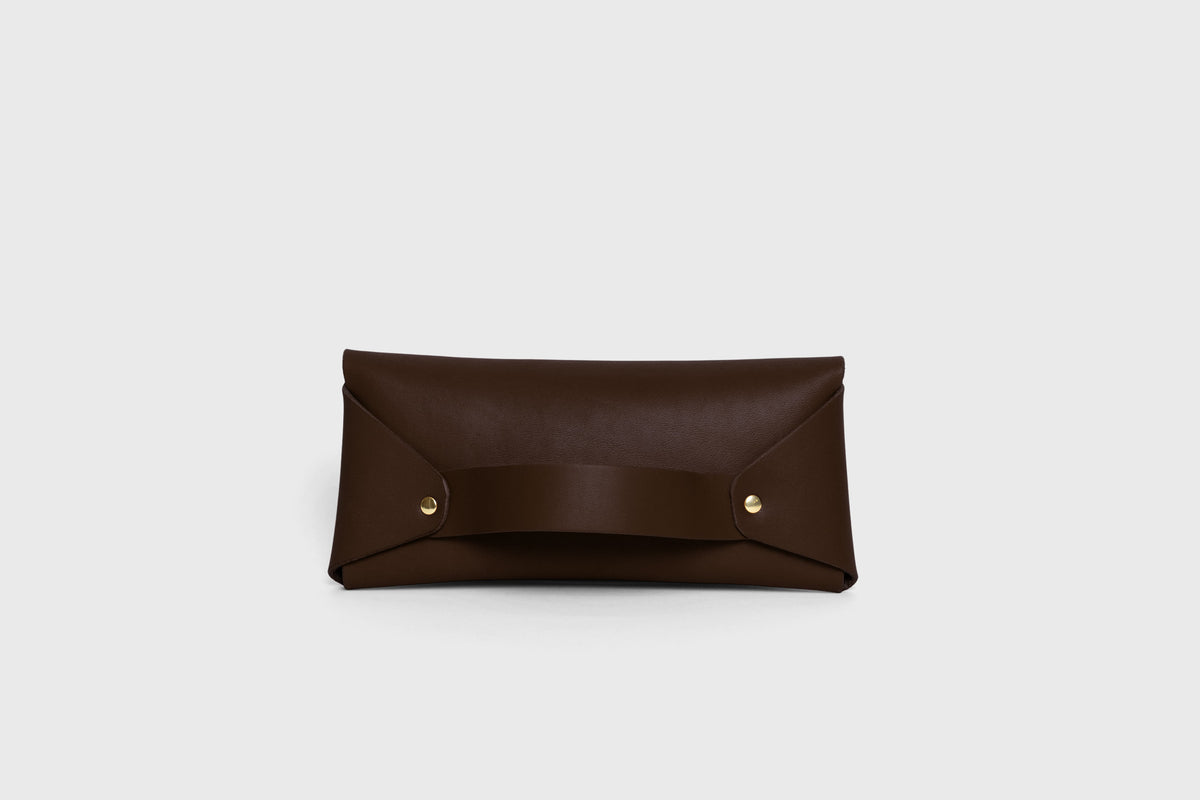 Wallet Pouch with Handle Chocolate Brown Colour Leather Vegetable Tanned Modern Minimal Design Premium Quality Atelier Madre Manuel Dreesmann Barcelona 4
