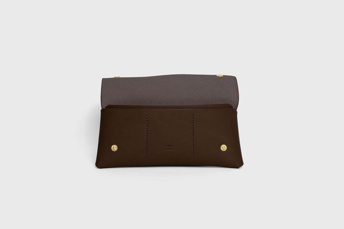 Wallet Pouch with Handle Chocolate Brown Colour Leather Vegetable Tanned Modern Minimal Design Premium Quality Atelier Madre Manuel Dreesmann Barcelona 5