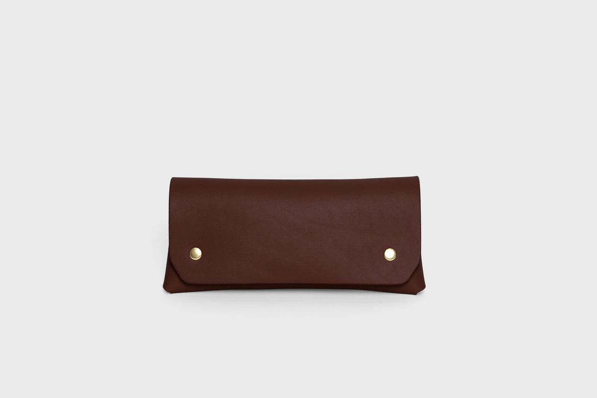 Wallet Pouch with Handle Dark Brown Colour Leather Vegetable Tanned Modern Minimal Design Premium Quality Atelier Madre Manuel Dreesmann Barcelona 1