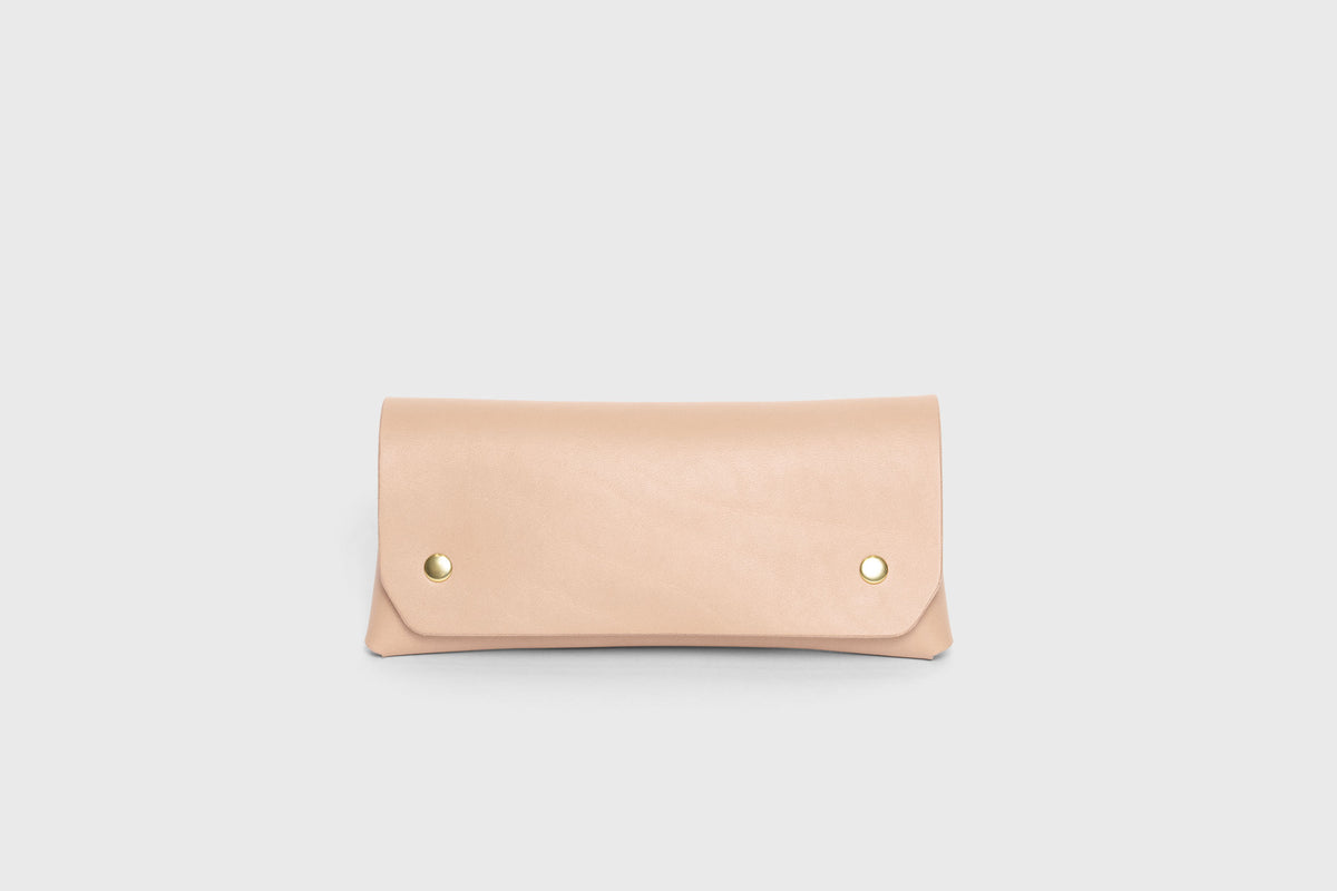 Wallet Pouch with Handle Natural Colour Leather Vegetable Tanned Modern Minimal Design Premium Quality Atelier Madre Manuel Dreesmann Barcelona 1