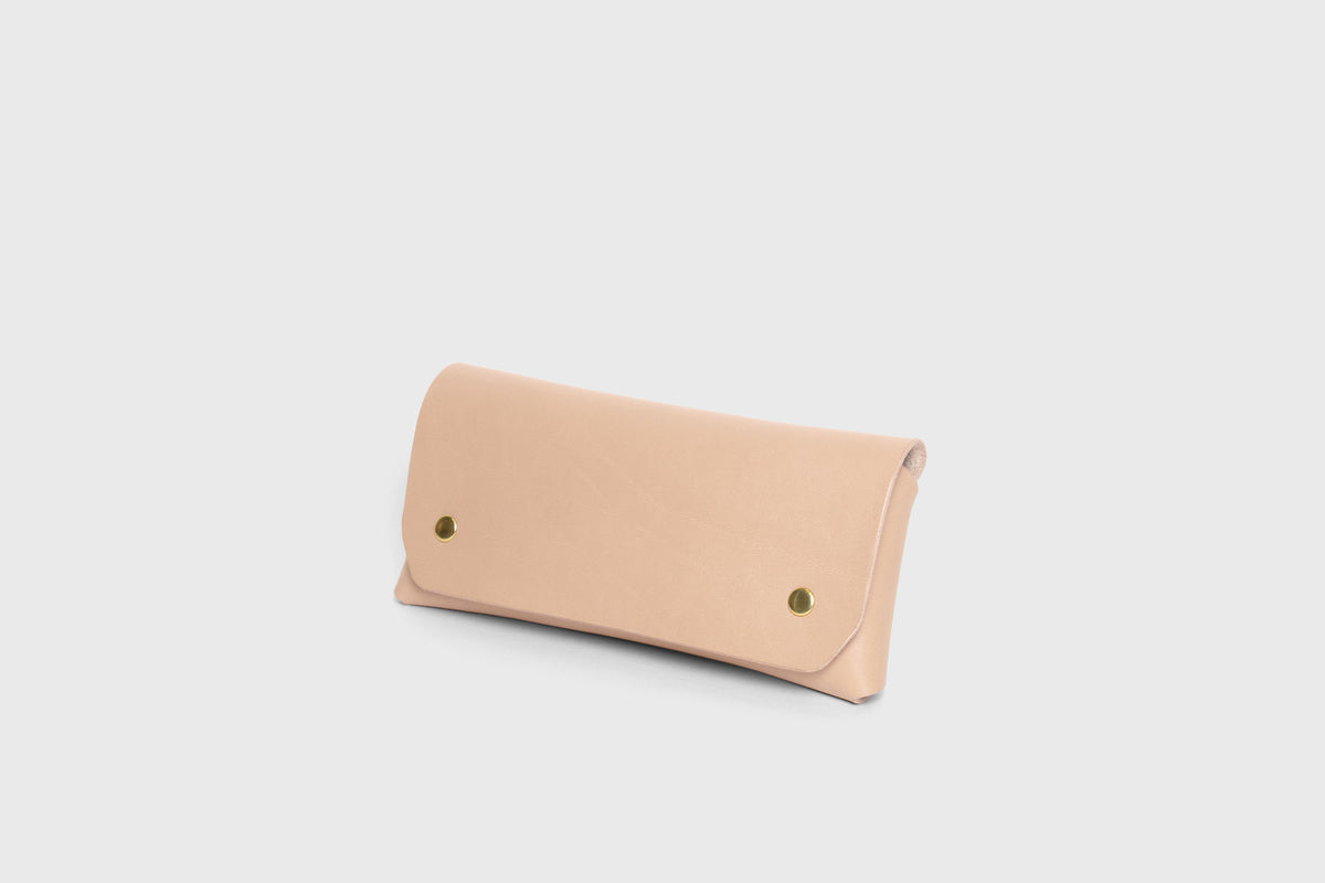 Wallet Pouch with Handle Natural Colour Leather Vegetable Tanned Modern Minimal Design Premium Quality Atelier Madre Manuel Dreesmann Barcelona 2