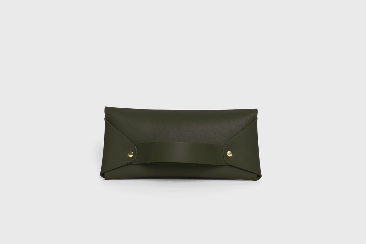 Wallet Pouch with Handle Olive Green Colour Leather Vegetable Tanned Modern Minimal Design Premium Quality Atelier Madre Manuel Dreesmann Barcelona 4