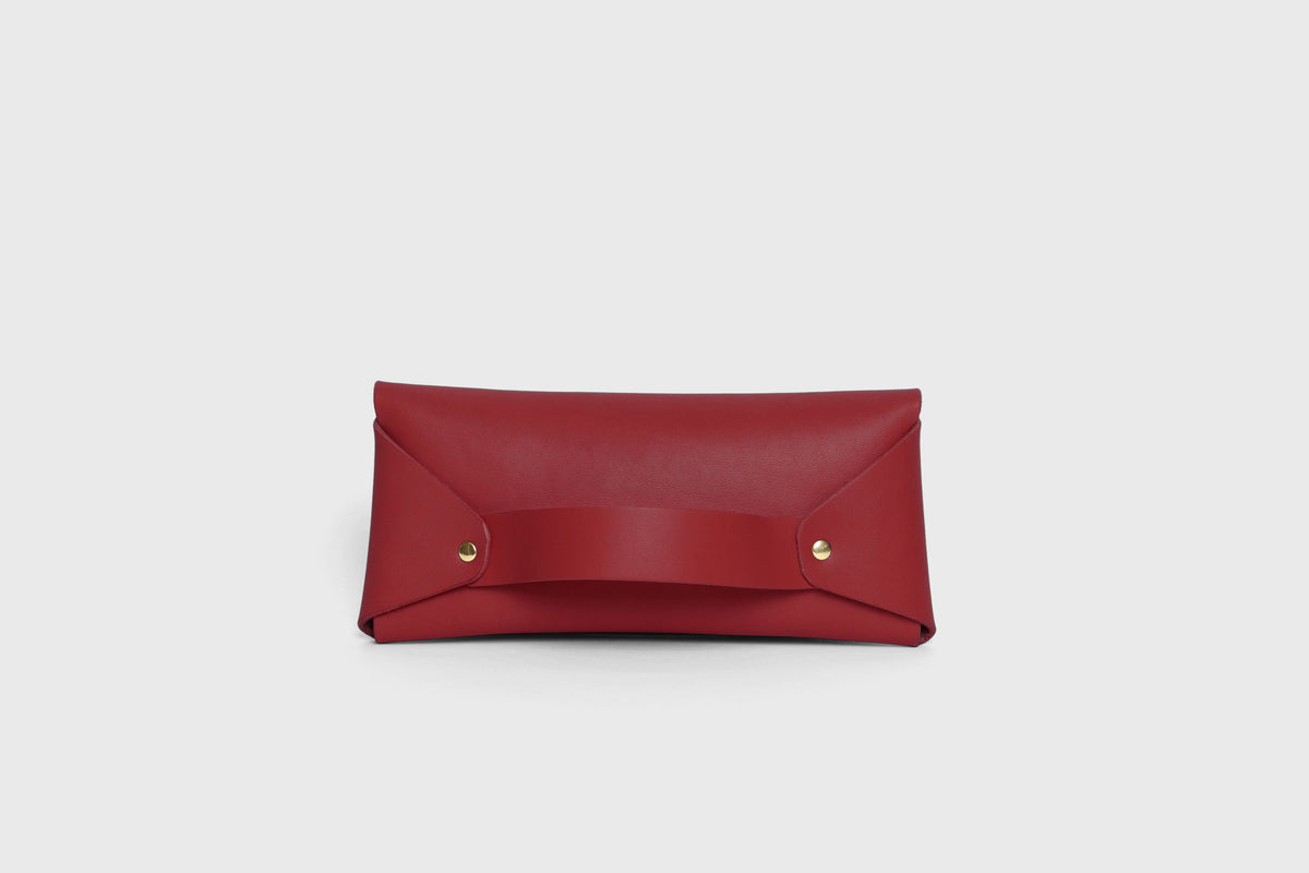 Wallet Pouch with Handle Red Colour Leather Vegetable Tanned Modern Minimal Design Premium Quality Atelier Madre Manuel Dreesmann Barcelona 4