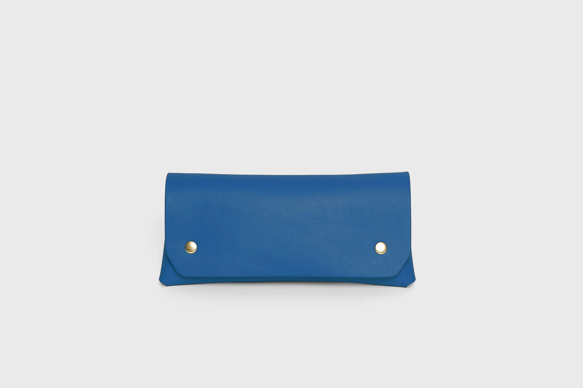 Wallet Pouch with Handle Royal Blue Colour Leather Vegetable Tanned Modern Minimal Design Premium Quality Atelier Madre Manuel Dreesmann Barcelona 1