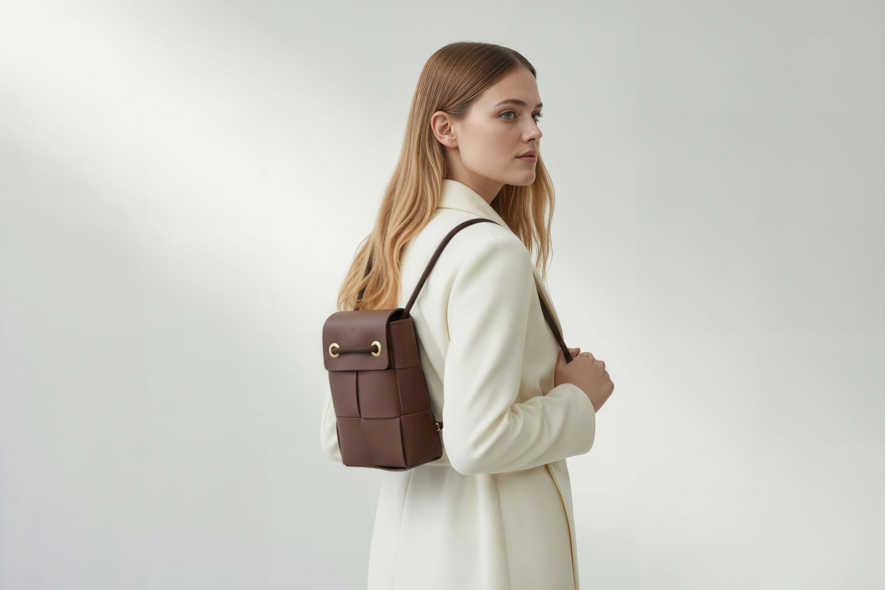 Woven Backpack Medium Dark Brown Leather On Model Minimalistic Design Atelier Madre Manuel Dreesmann Barcelona