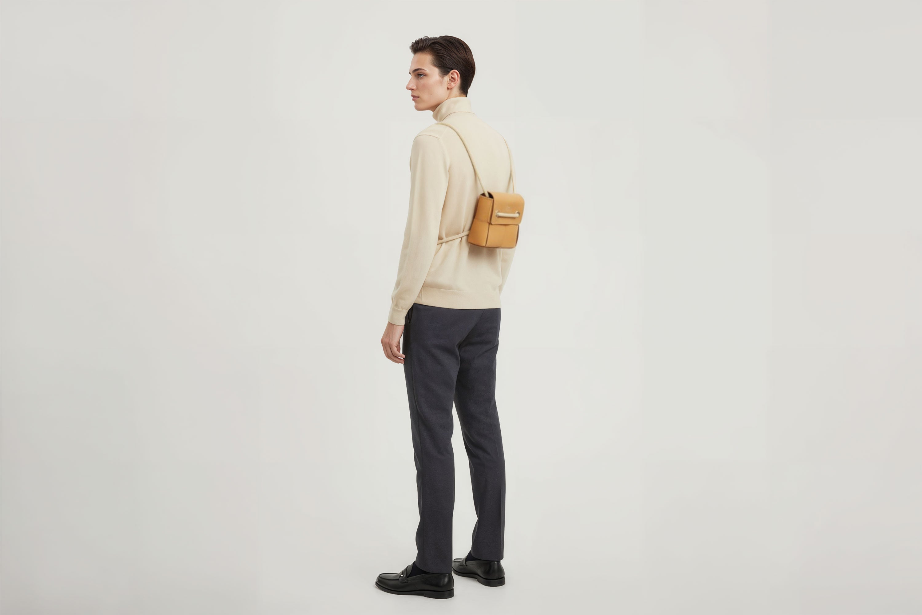 Woven Backpack Small Brown Leather On Model Minimalistic Design Atelier Madre Manuel Dreesmann Barcelona