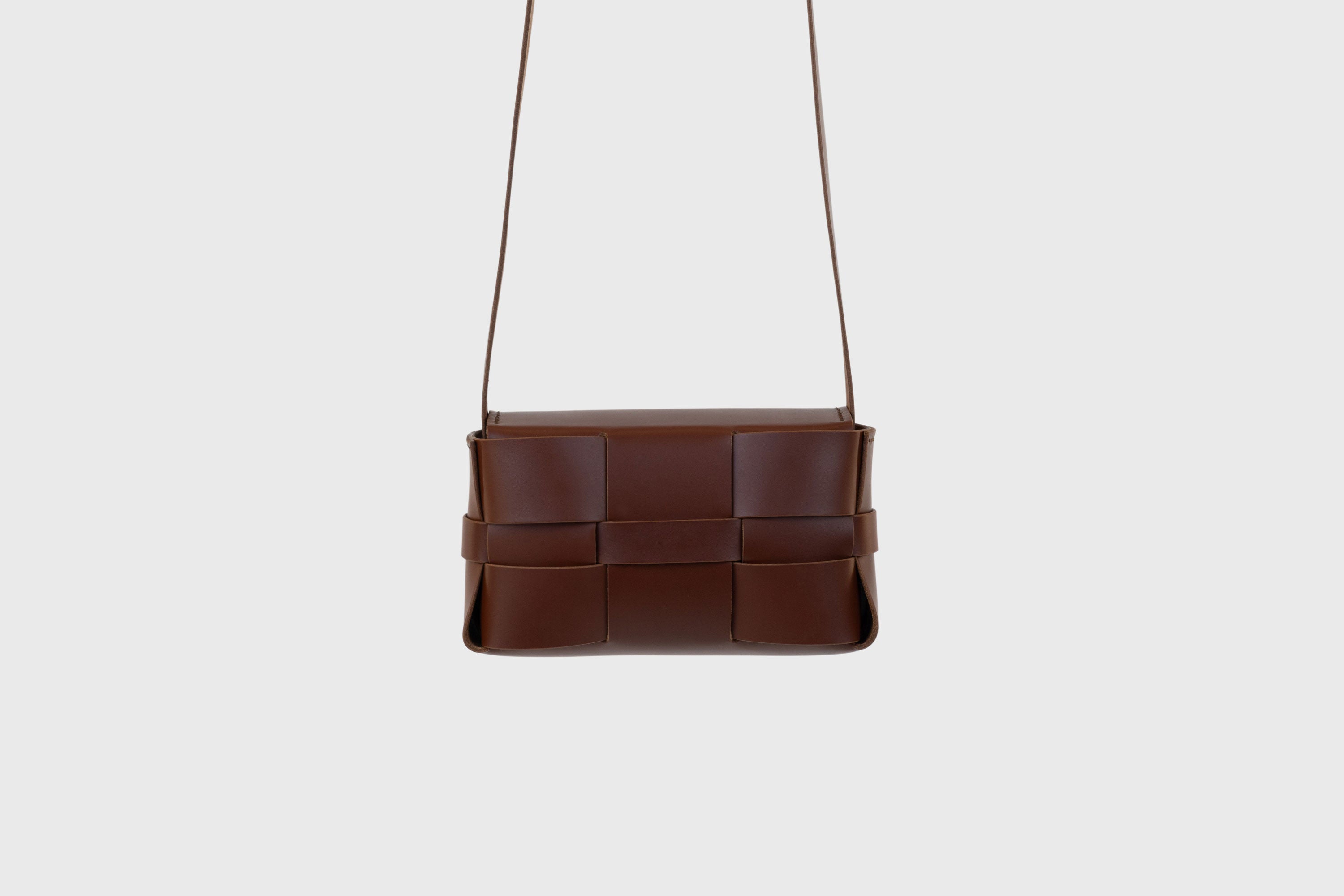 Woven Leather Bag Saka Small Dark Brown Braided Shoulder Bag Crossbody Vegetable Tanned Premium Quality Modern Minimalistic Design Atelier Madre Manuel Dreesmann Barcelona