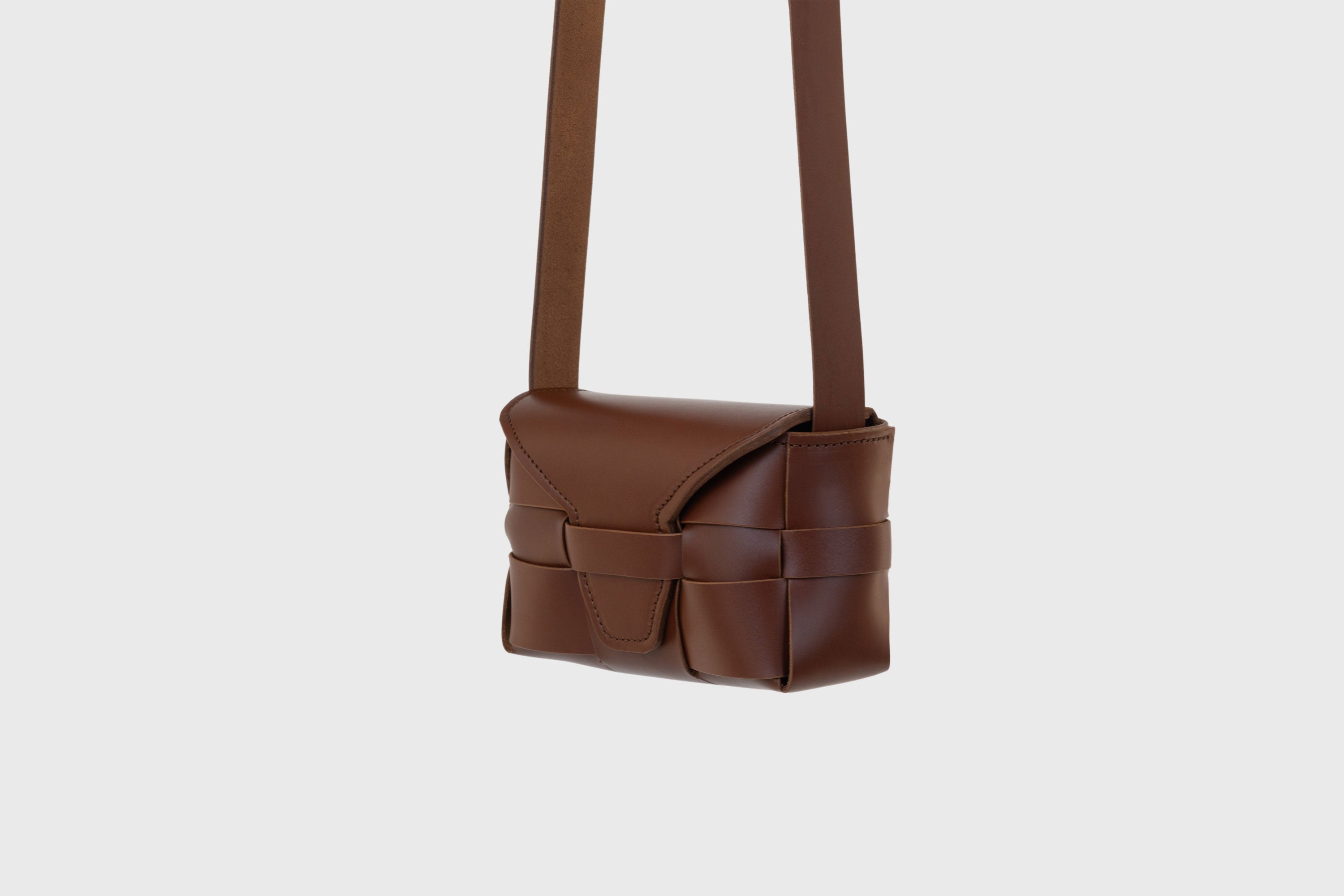 Woven Leather Bag Saka Small Dark Brown Braided Shoulder Bag Crossbody Vegetable Tanned Premium Quality Modern Minimalistic Design Atelier Madre Manuel Dreesmann Barcelona