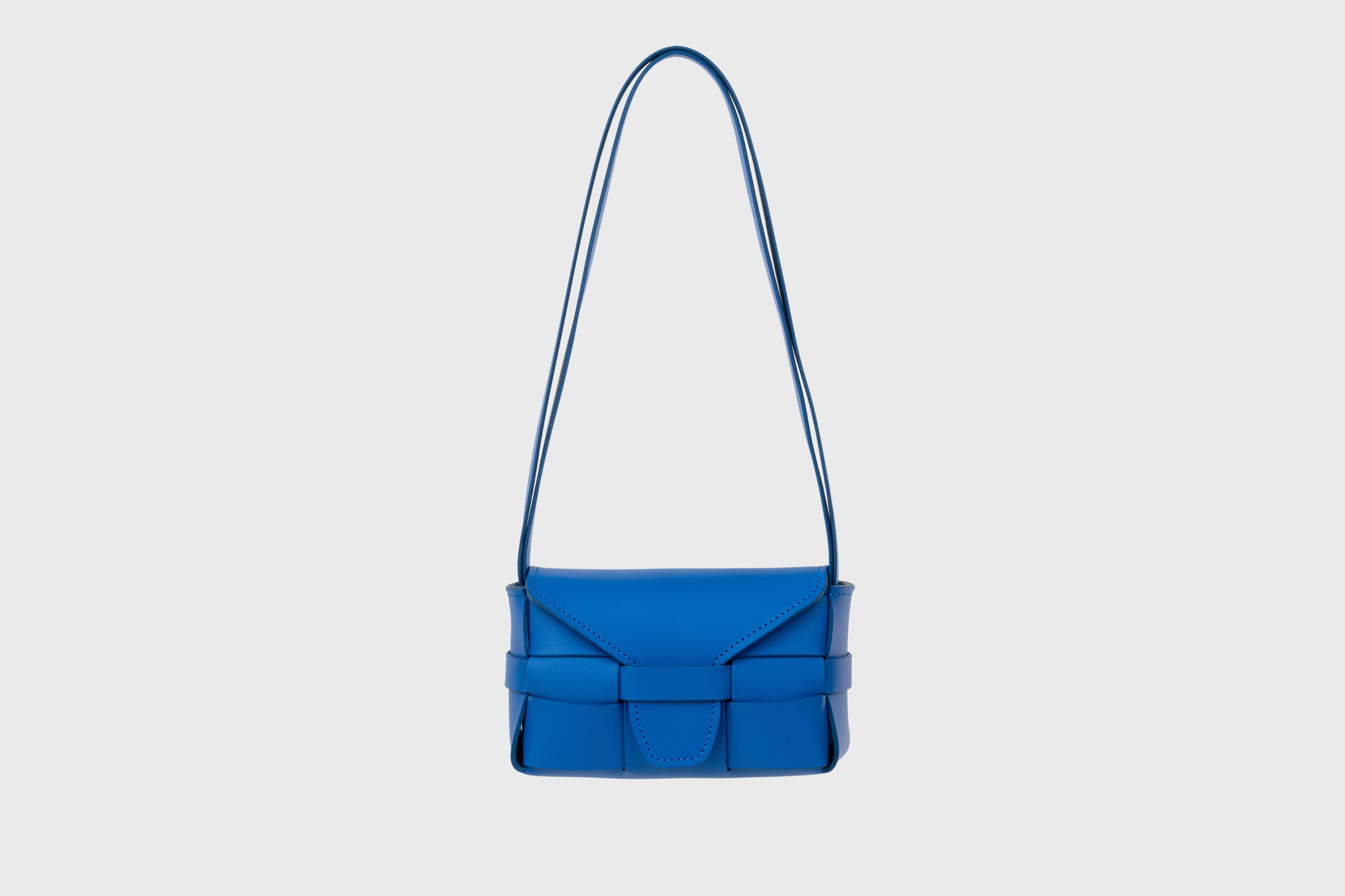 Woven Leather Bag Saka Small Royal Blue Braided Shoulder Bag Crossbody Vegetable Tanned Premium Quality Modern Minimalistic Design Atelier Madre Manuel Dreesmann Barcelona