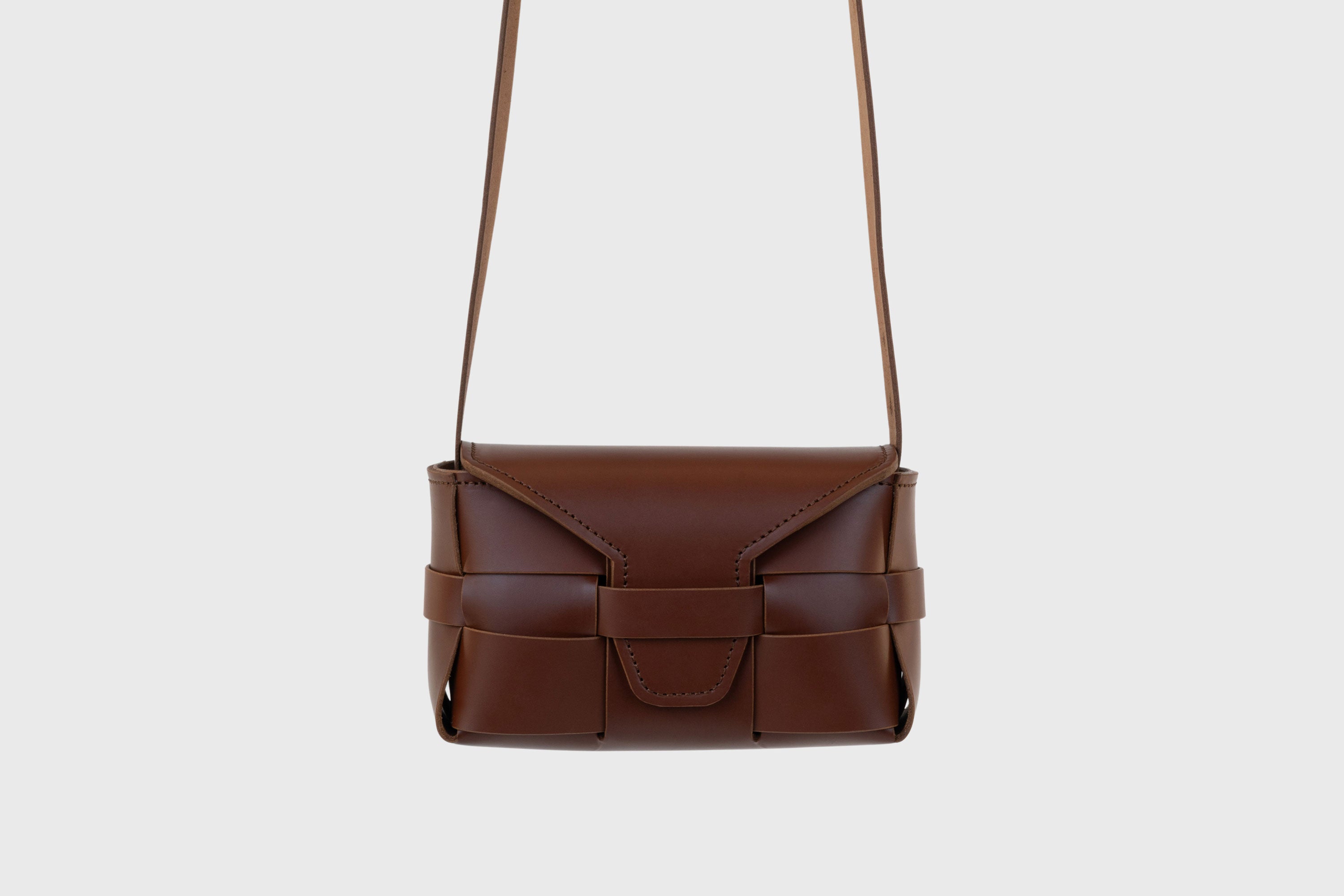 Woven Leather Bag Saka Small Dark Brown Braided Shoulder Bag Crossbody Vegetable Tanned Premium Quality Modern Minimalistic Design Atelier Madre Manuel Dreesmann Barcelona