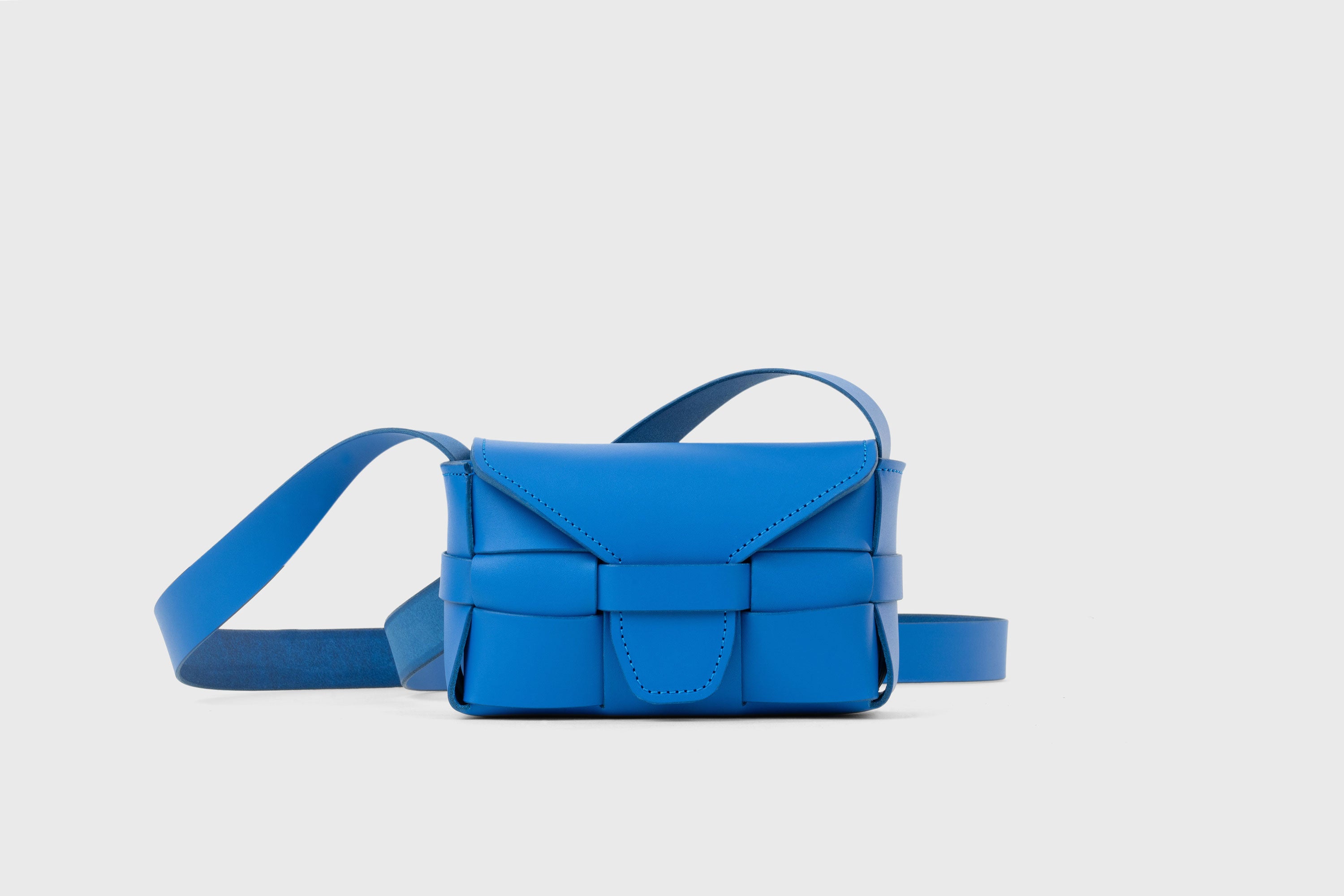 Woven Leather Bag Saka Small Royal Blue Braided Shoulder Bag Crossbody Vegetable Tanned Premium Quality Modern Minimalistic Design Atelier Madre Manuel Dreesmann Barcelona