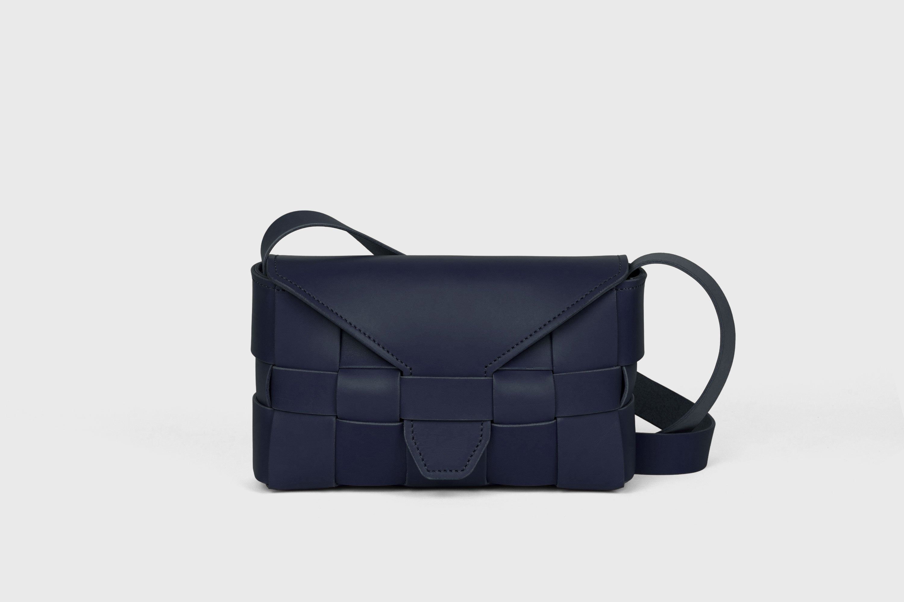 Woven Leather Bag Marine Blue Color Big Saka Braided Leather Vegetable Tanned Modern Minimalist Design Premium Quality Atelier Madre Manuel Dreesmann Barcelona