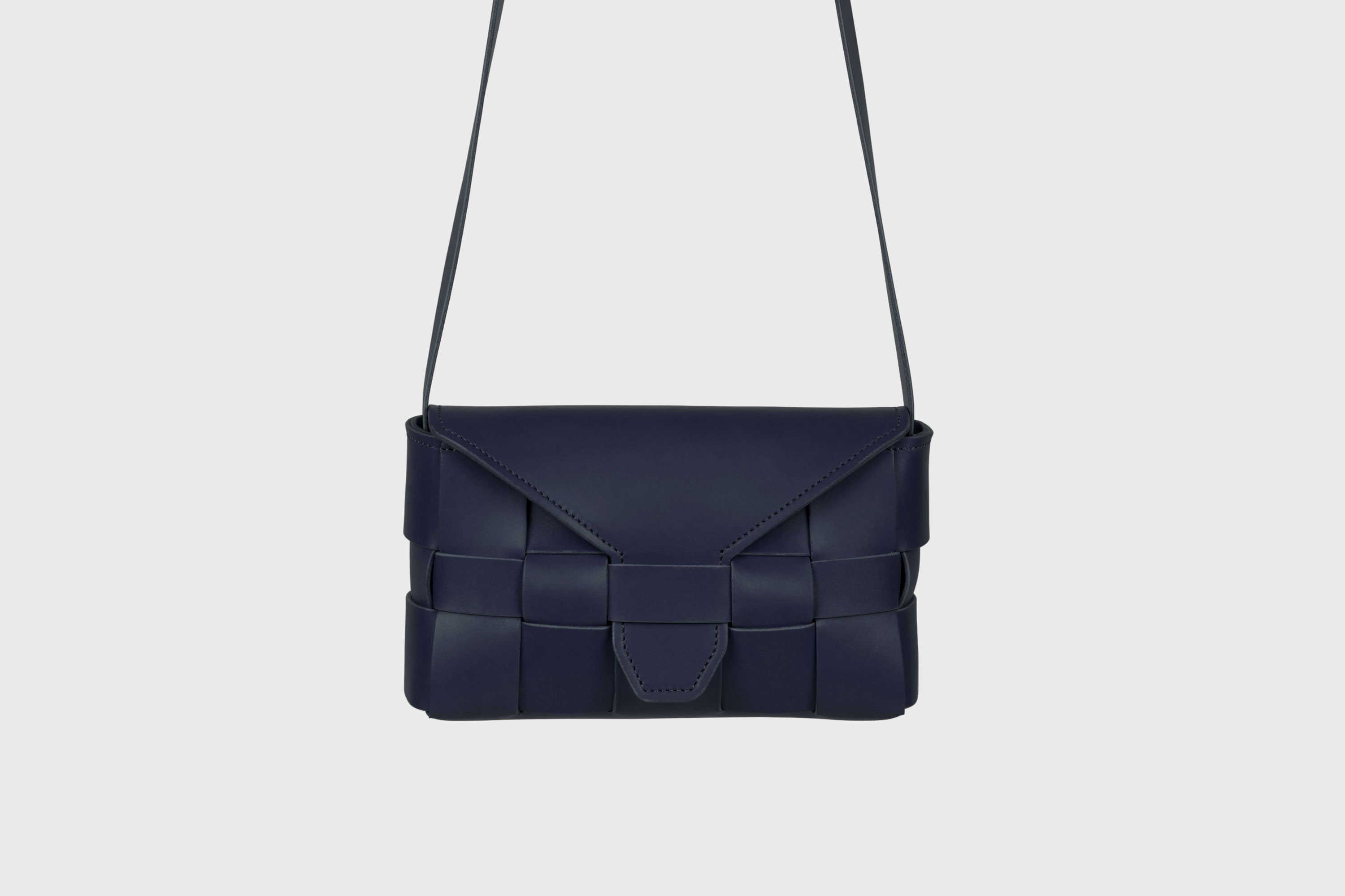 Woven Leather Bag Marine Blue Color Big Saka Braided Leather Vegetable Tanned Modern Minimalist Design Premium Quality Atelier Madre Manuel Dreesmann Barcelona