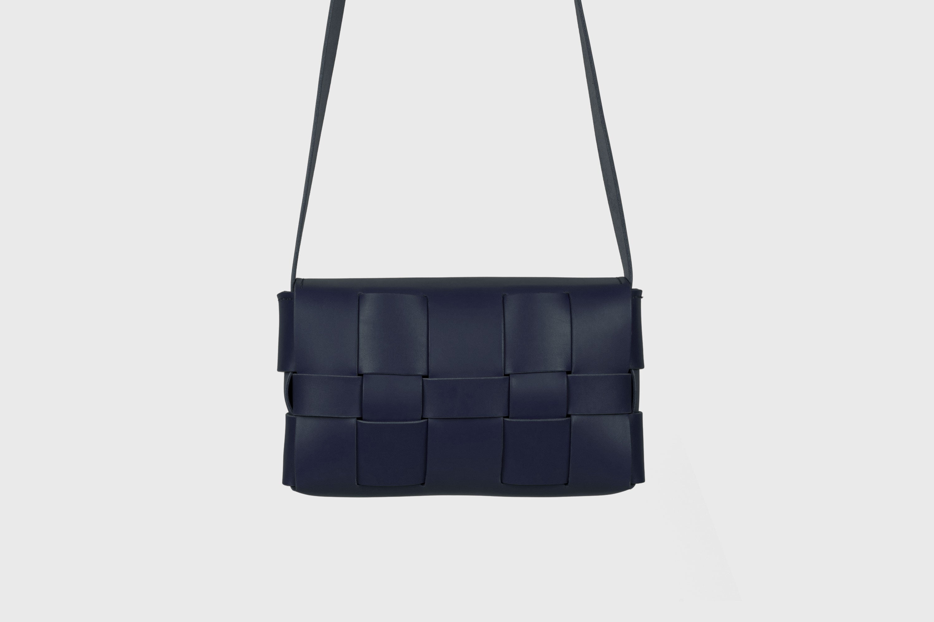 Woven Leather Bag Marine Blue Color Big Saka Braided Leather Vegetable Tanned Modern Minimalist Design Premium Quality Atelier Madre Manuel Dreesmann Barcelona